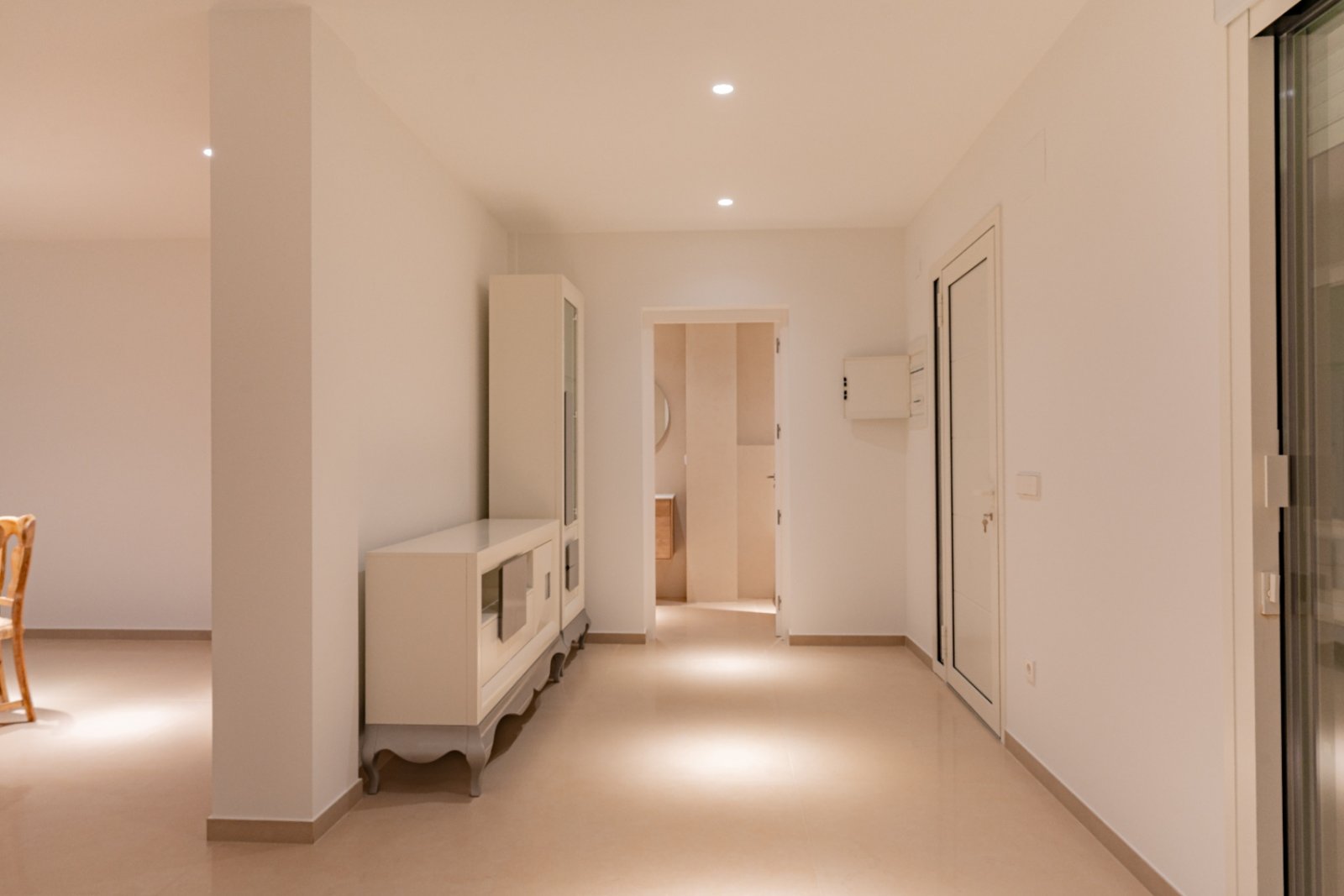 Lichtdurchfluteter Flur mit intelligenter Raumaufteilung und integrierter Stauraum-Lösung Lichtdurchfluteter Flur mit intelligenter Raumaufteilung und integrierter Stauraum-Lösung