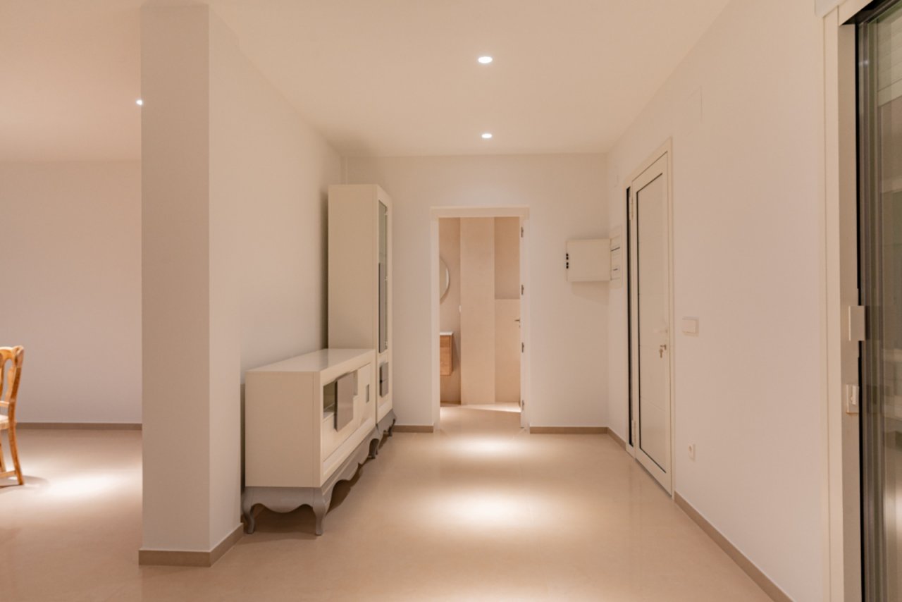Lichtdurchfluteter Flur mit intelligenter Raumaufteilung und integrierter Stauraum-Lösung Lichtdurchfluteter Flur mit intelligenter Raumaufteilung und integrierter Stauraum-Lösung