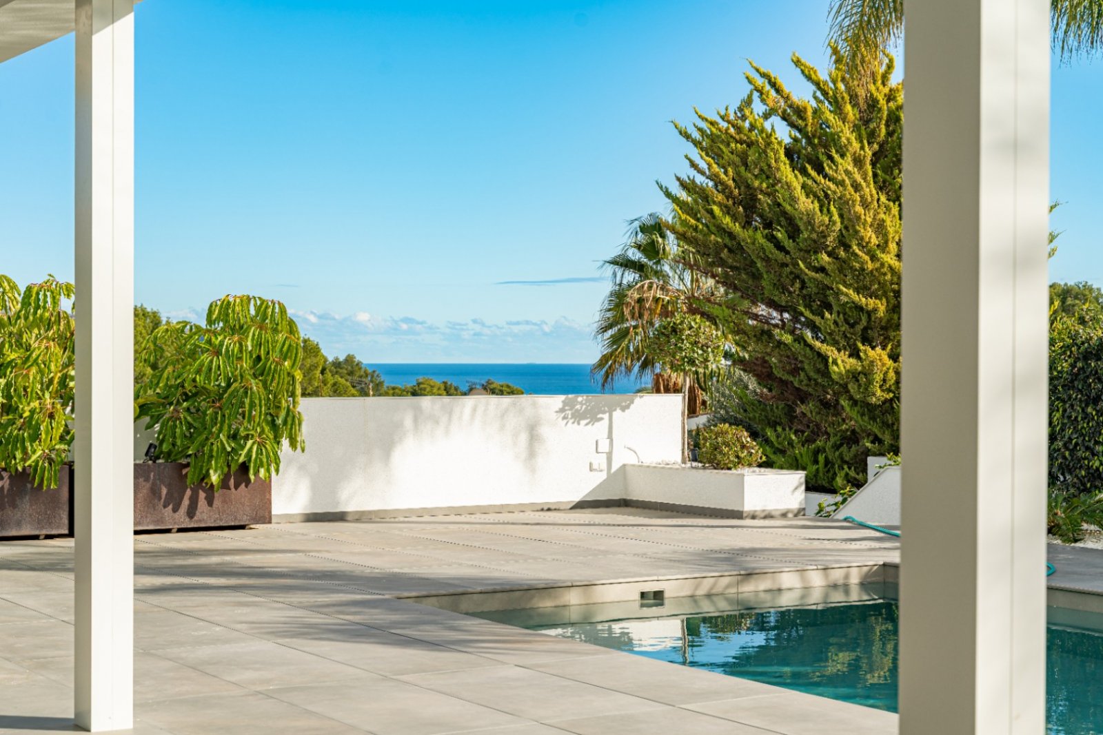 Exklusives Meerblick-Anwesen mit Designer-Pool und tropischer Gartenarchitektur Exklusives Meerblick-Anwesen mit Designer-Pool und tropischer Gartenarchitektur