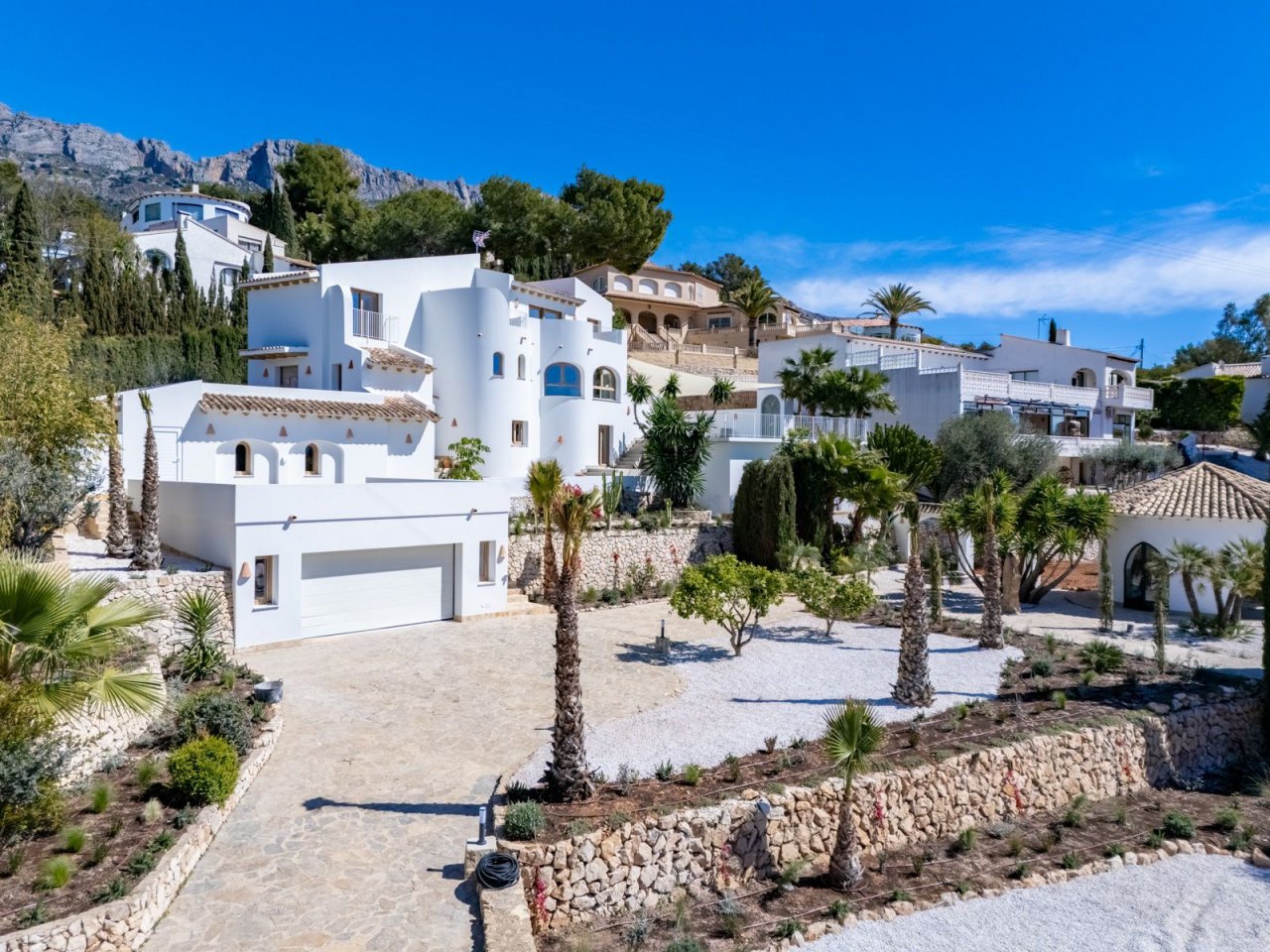 Mediterrane Luxusvilla mit Panorama-Bergblick - Exklusive Architektur in traumhafter Naturkulisse! Mediterrane Luxusvilla mit Panorama-Bergblick - Exklusive Architektur in traumhafter Naturkulisse!