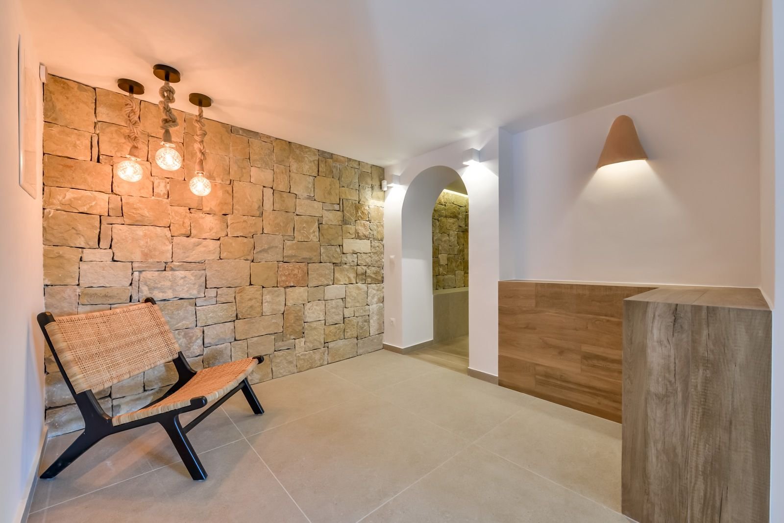 Natürliche Eleganz: Naturstein-Akzentwand mit stimmungsvoller Beleuchtung und elegantem Design Natürliche Eleganz: Naturstein-Akzentwand mit stimmungsvoller Beleuchtung und elegantem Design