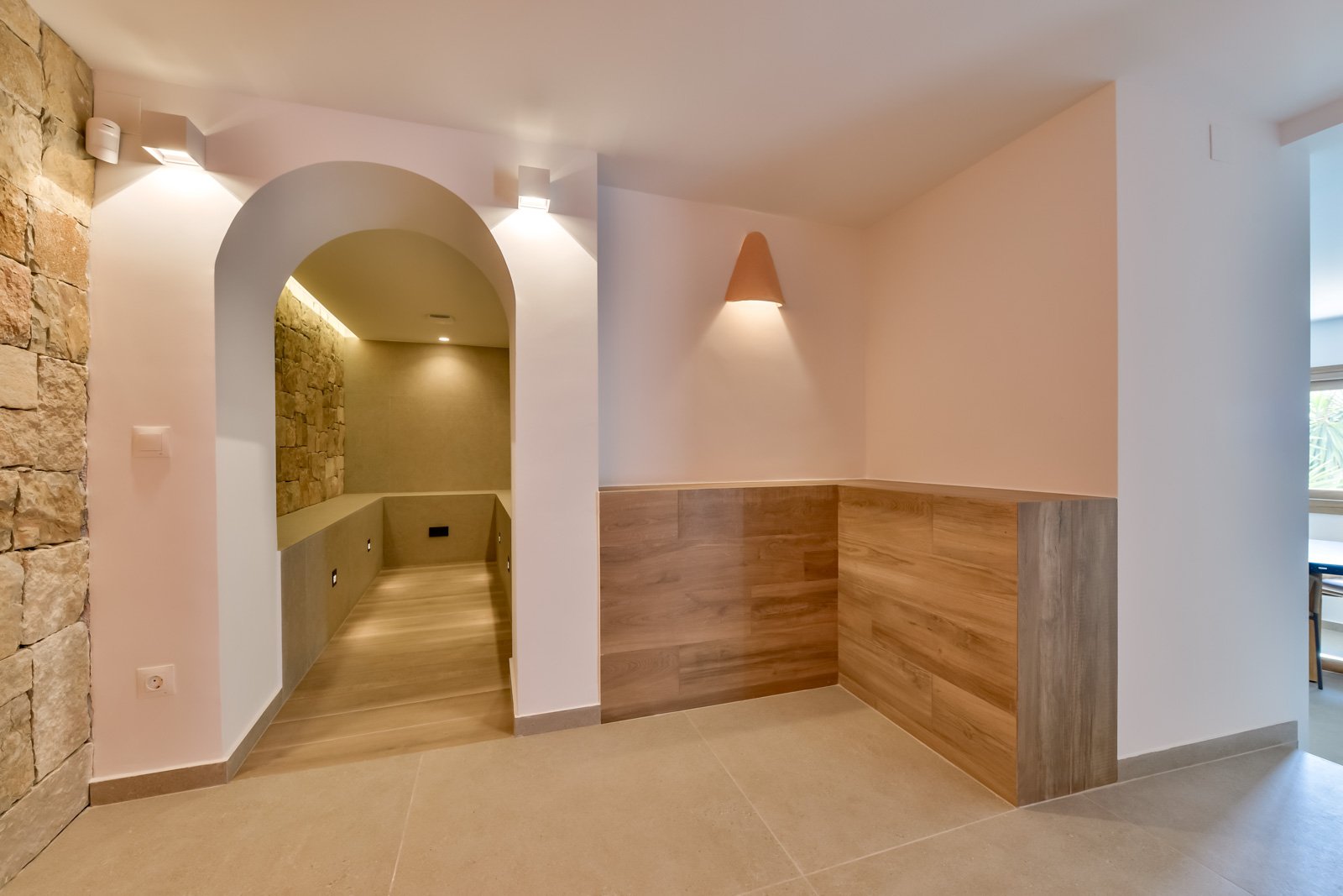 Exklusiver Wohnbereich mit elegantem Bogendurchgang und harmonischer Natursteinoptik Exklusiver Wohnbereich mit elegantem Bogendurchgang und harmonischer Natursteinoptik