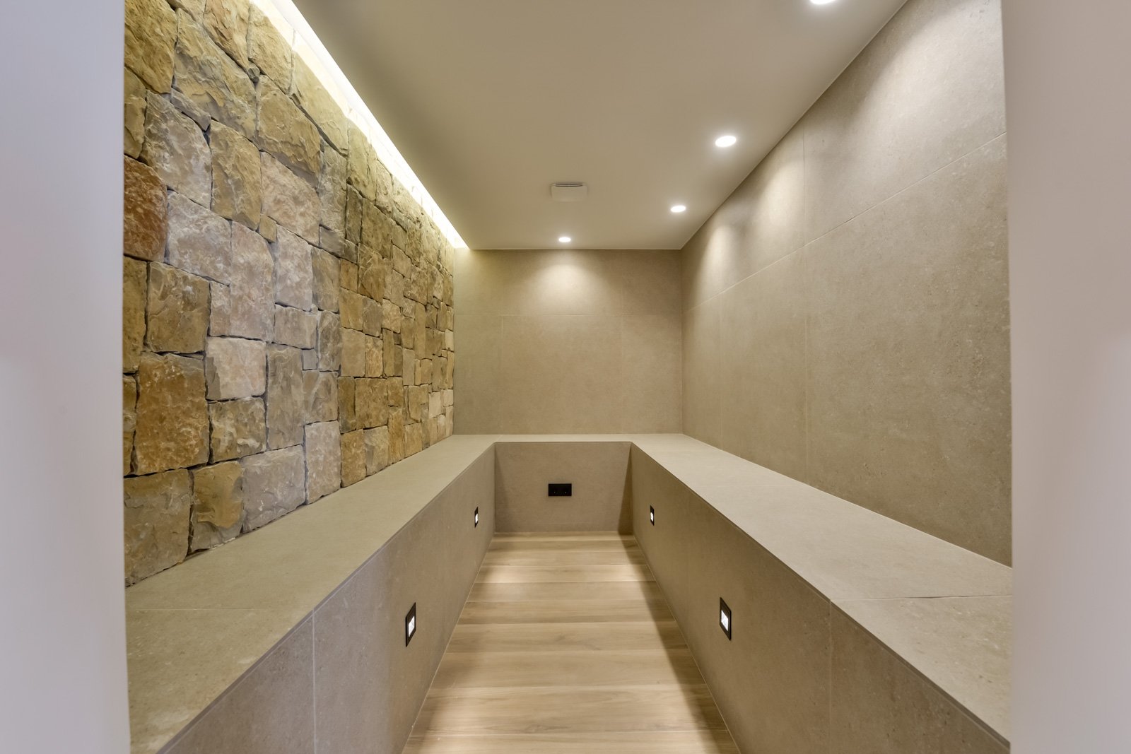 Exklusiver Lichtdurchfluteter Flur mit Naturstein-Akzentwand - Designoase der Eleganz Exklusiver Lichtdurchfluteter Flur mit Naturstein-Akzentwand - Designoase der Eleganz