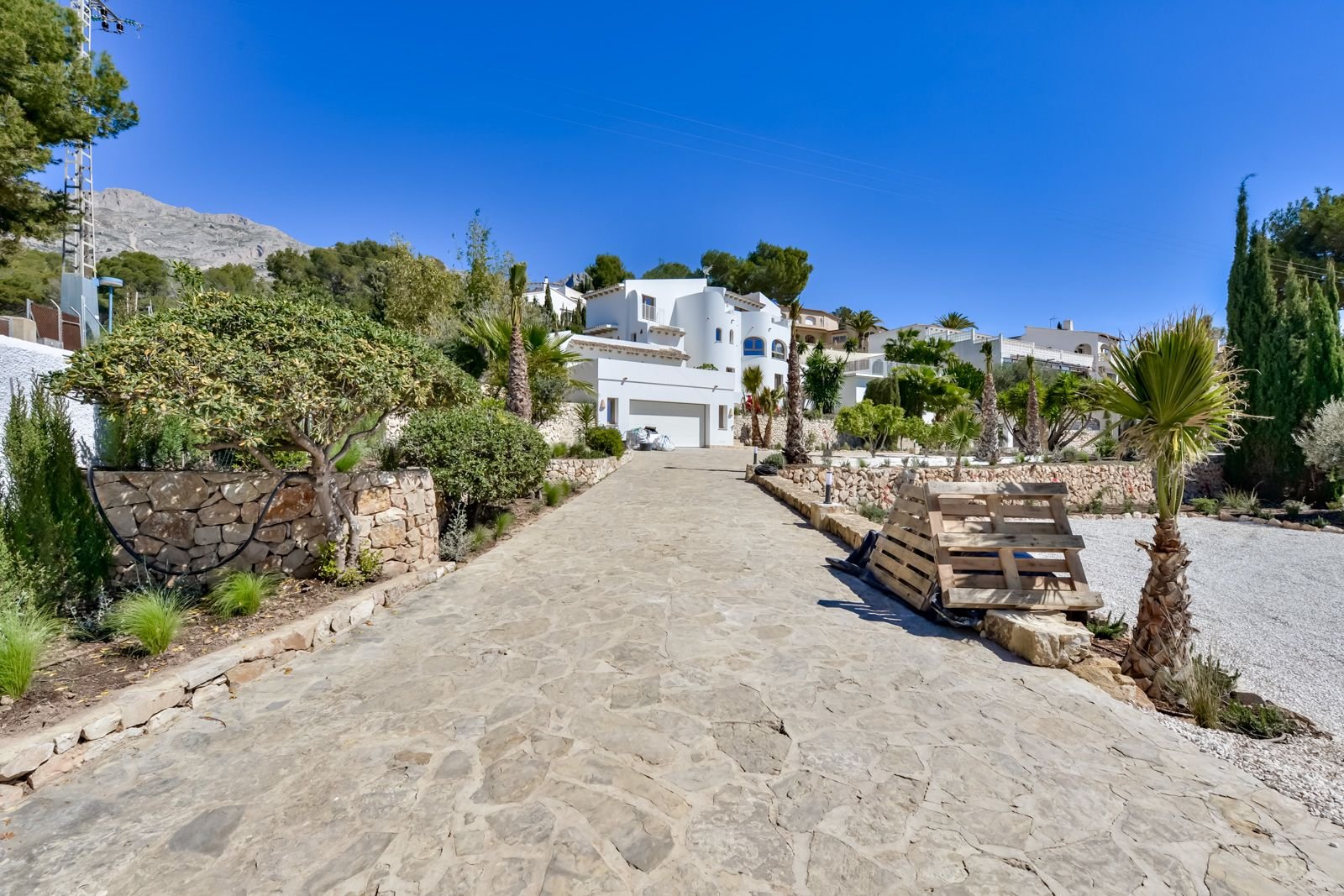 Exklusive Luxus-Villa mit atemberaubender Bergkulisse und mediterraner Natursteineinfahrt Exklusive Luxus-Villa mit atemberaubender Bergkulisse und mediterraner Natursteineinfahrt