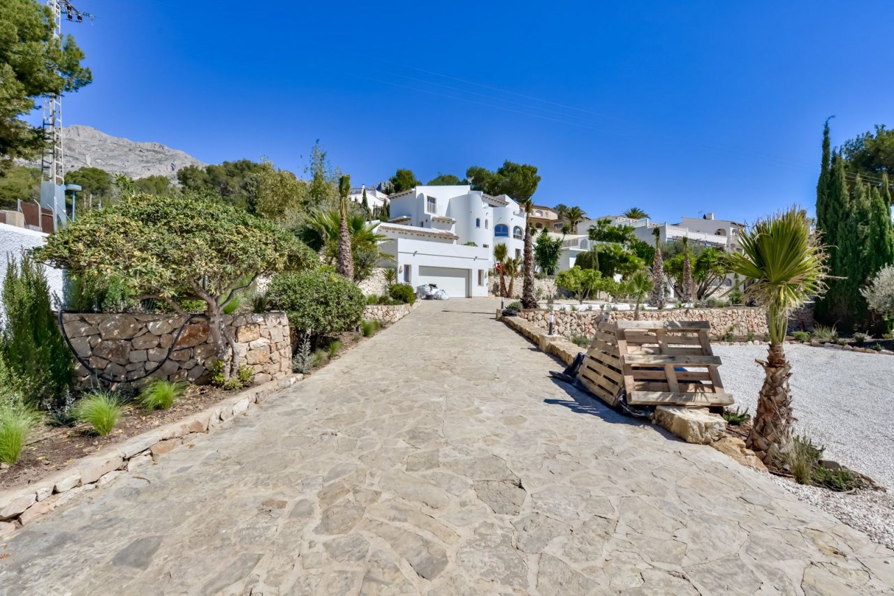 Exklusive Luxus-Villa mit atemberaubender Bergkulisse und mediterraner Natursteineinfahrt Exklusive Luxus-Villa mit atemberaubender Bergkulisse und mediterraner Natursteineinfahrt
