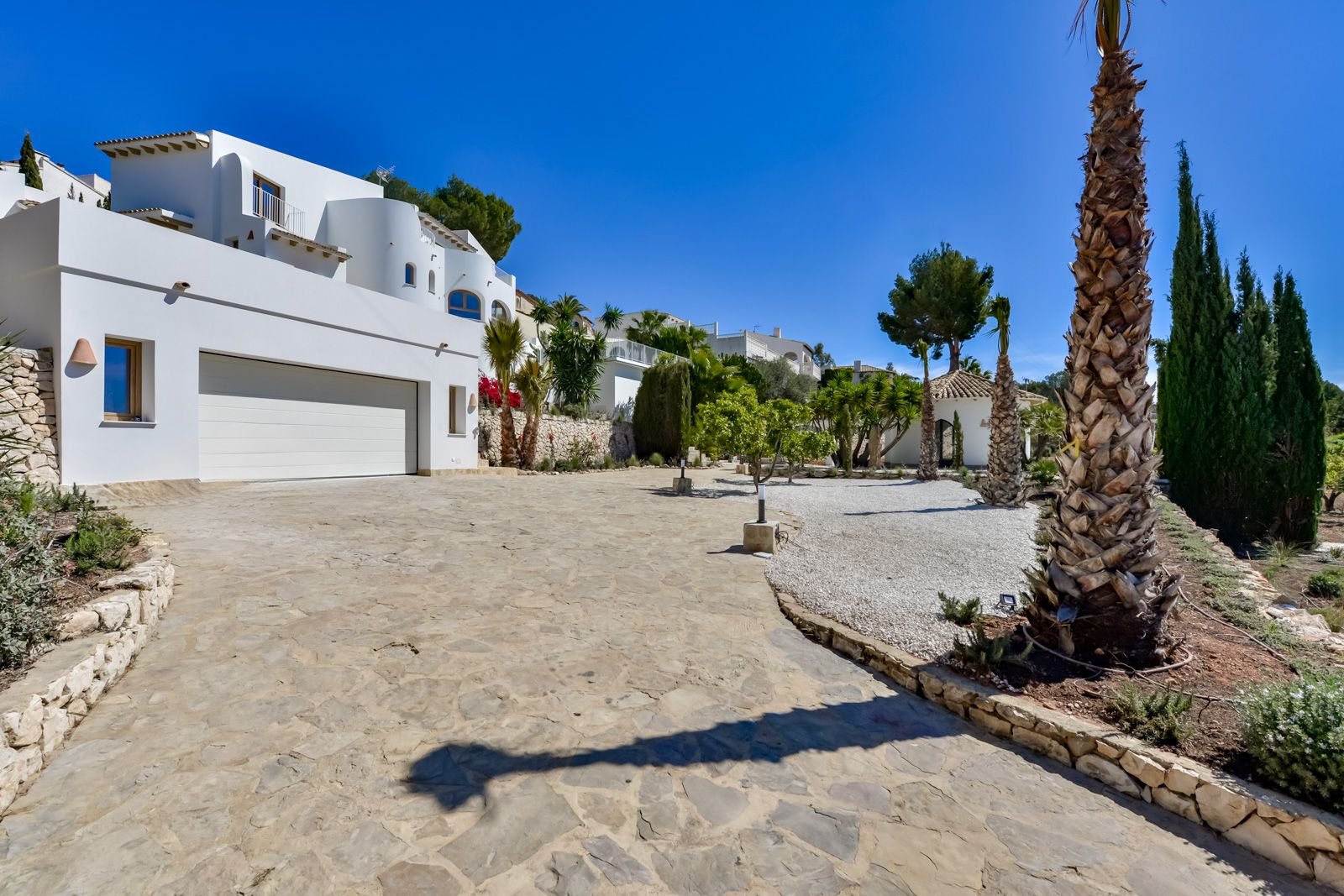 Mediterrane Luxus-Villa mit großzügiger Naturstein-Zufahrt und exklusiver Architektur in Bestlage Mediterrane Luxus-Villa mit großzügiger Naturstein-Zufahrt und exklusiver Architektur in Bestlage