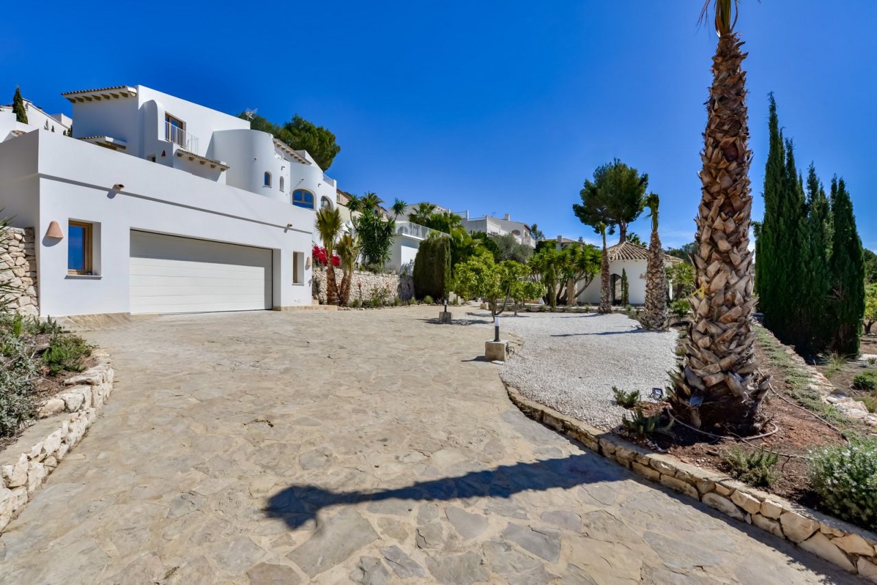 Mediterrane Luxus-Villa mit großzügiger Naturstein-Zufahrt und exklusiver Architektur in Bestlage Mediterrane Luxus-Villa mit großzügiger Naturstein-Zufahrt und exklusiver Architektur in Bestlage