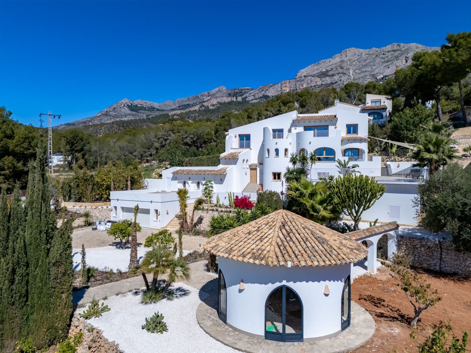 Exklusives Landhaus mit Panorama-Bergblick und einzigartigem Rundpavillon in mediterraner Traumlage Exklusives Landhaus mit Panorama-Bergblick und einzigartigem Rundpavillon in mediterraner Traumlage