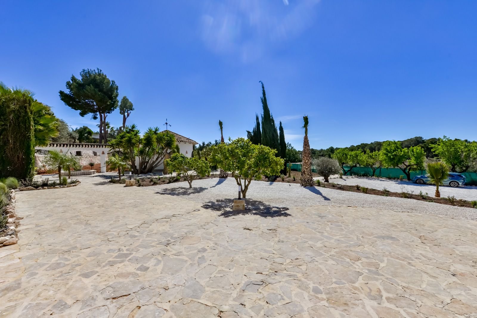Mediterrane Naturstein-Terrasse mit exklusiver Gartengestaltung - Ihr repräsentativer Empfangsbereich mit Charme! Mediterrane Naturstein-Terrasse mit exklusiver Gartengestaltung - Ihr repräsentativer Empfangsbereich mit Charme!