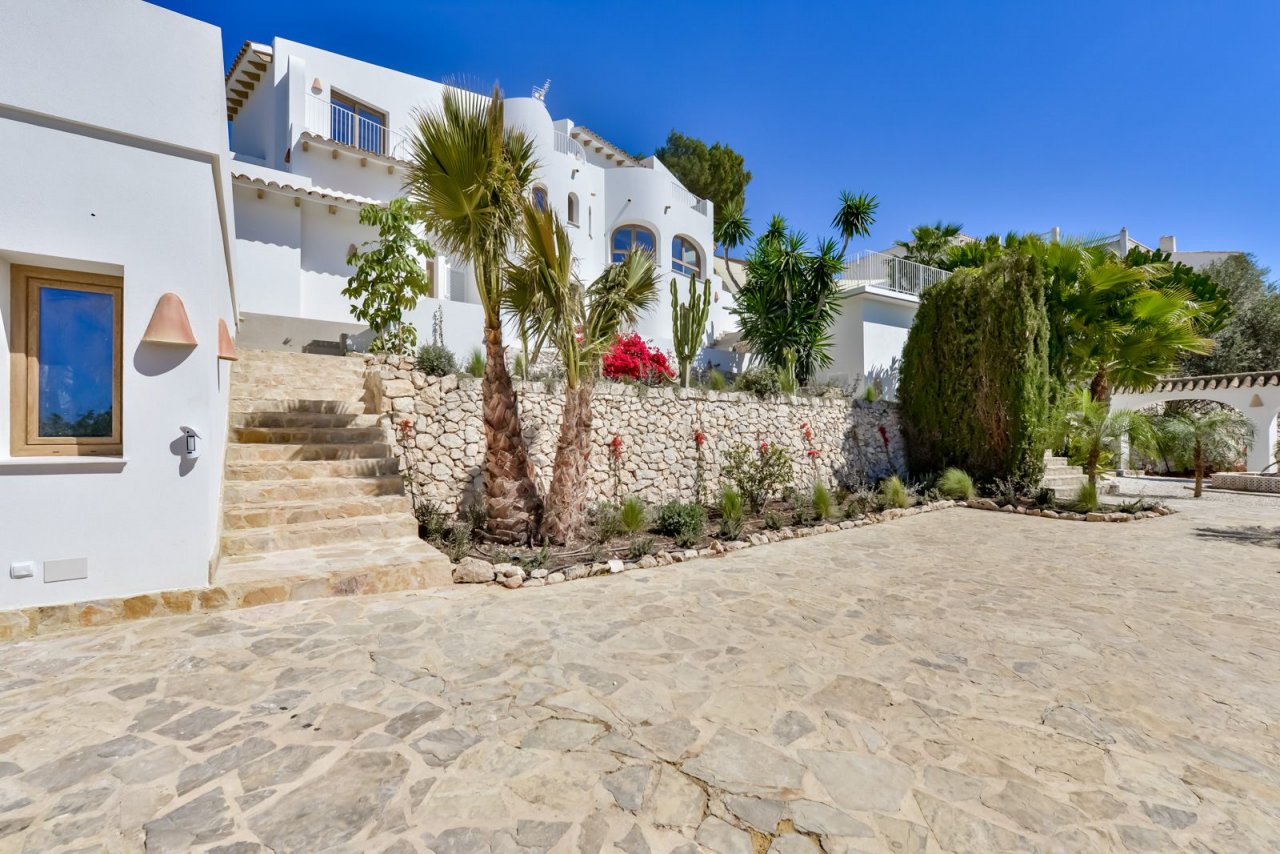 Mediterrane Traumimmobilie mit natursteinernen Terrassen und exotischer Bepflanzung - Ihr Urlaubsdomizil wartet! Mediterrane Traumimmobilie mit natursteinernen Terrassen und exotischer Bepflanzung - Ihr Urlaubsdomizil wartet!