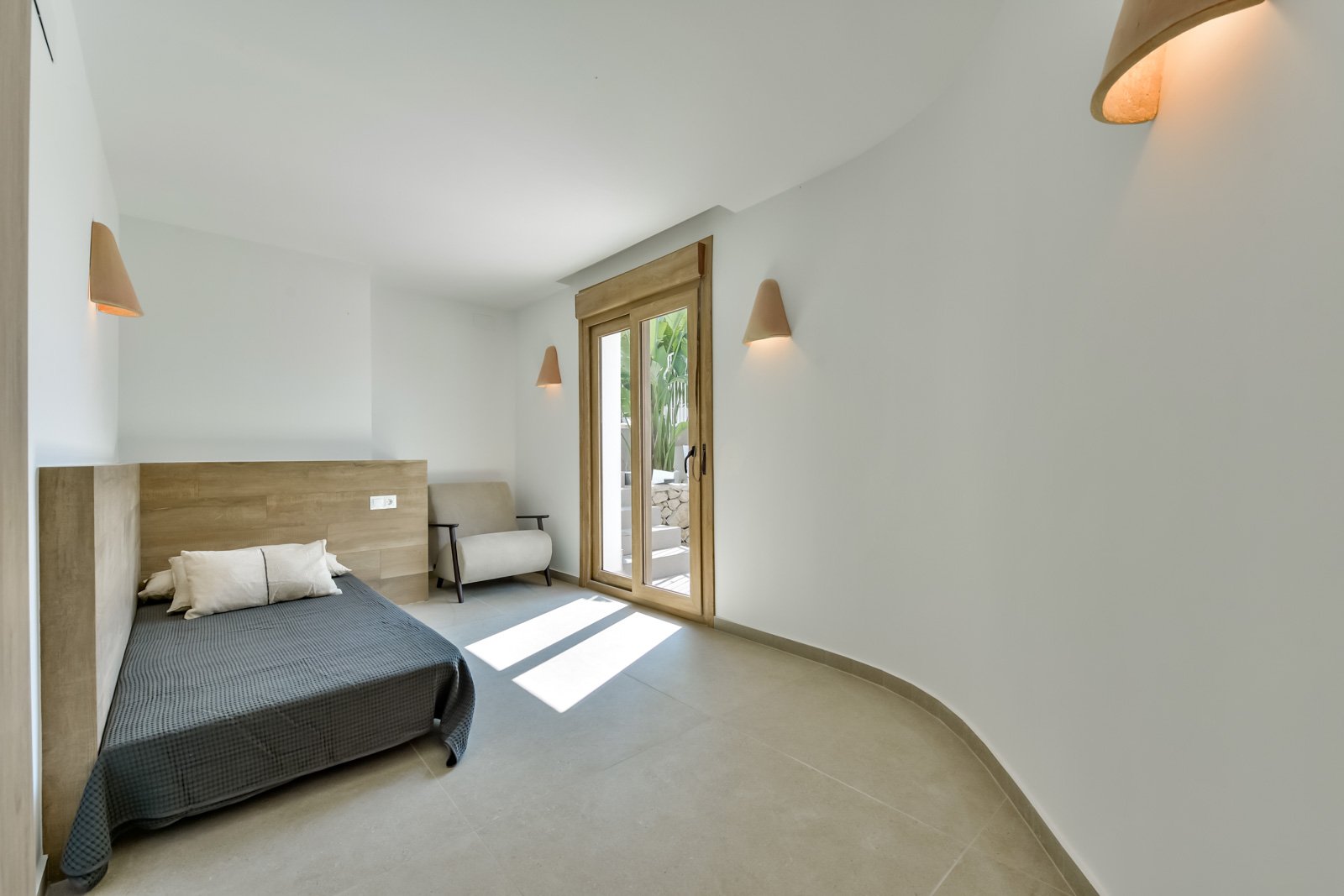 Lichtdurchflutetes Schlafzimmer mit direktem Zugang zum Garten - Moderne Architektur mit sanfter Raumkurve und natürlicher Beleuchtung Lichtdurchflutetes Schlafzimmer mit direktem Zugang zum Garten - Moderne Architektur mit sanfter Raumkurve und natürlicher Beleuchtung