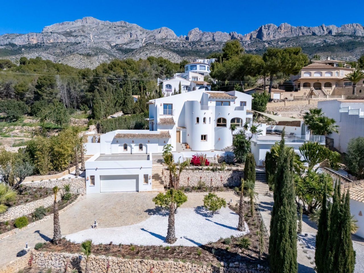Mediterrane Luxusvilla mit Panorama-Bergblick - Exklusive Architektur in traumhafter Naturkulisse Mediterrane Luxusvilla mit Panorama-Bergblick - Exklusive Architektur in traumhafter Naturkulisse