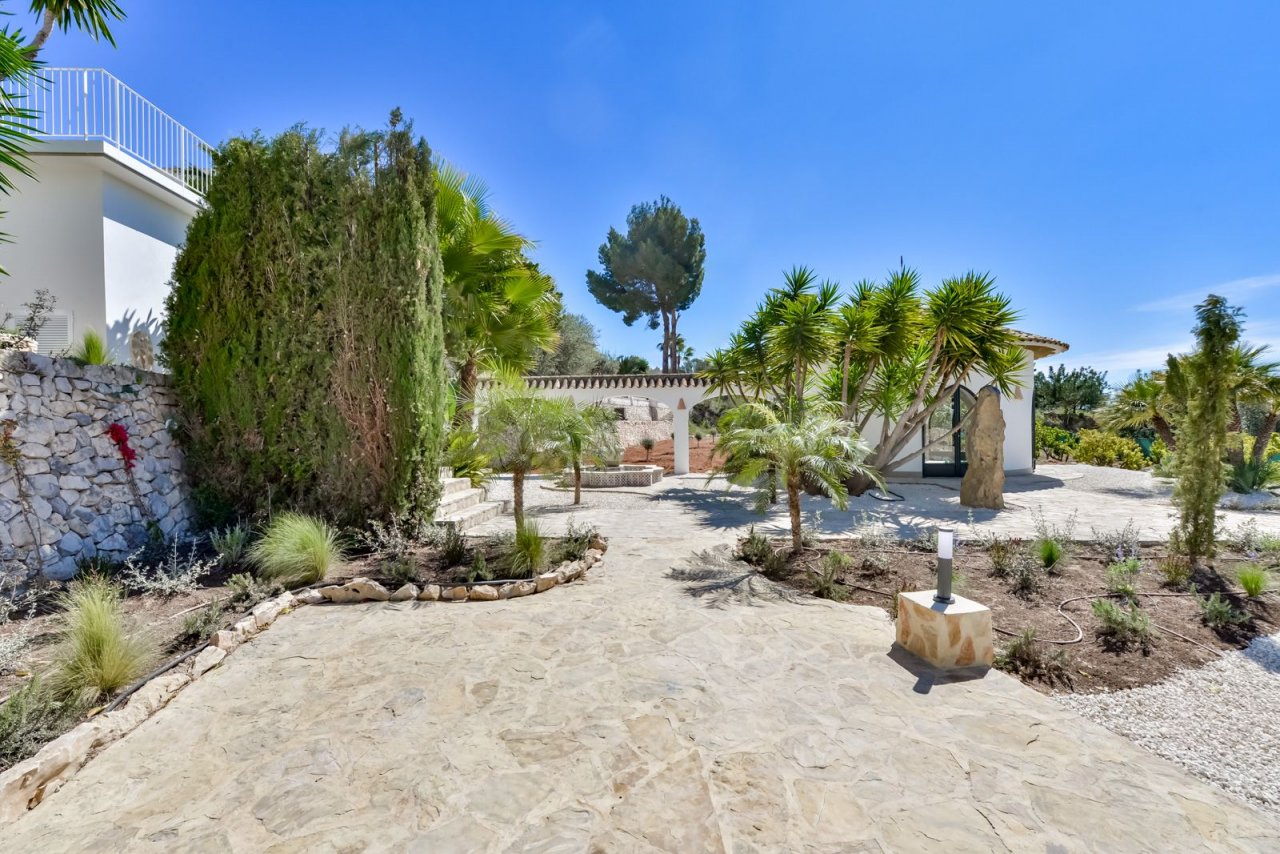 Mediterrane Gartenanlage mit natursteinernem Wegebelag - Ihr privates Urlaubsparadies mit mediterraner Bepflanzung und Steinmauern Mediterrane Gartenanlage mit natursteinernem Wegebelag - Ihr privates Urlaubsparadies mit mediterraner Bepflanzung und Steinmauern