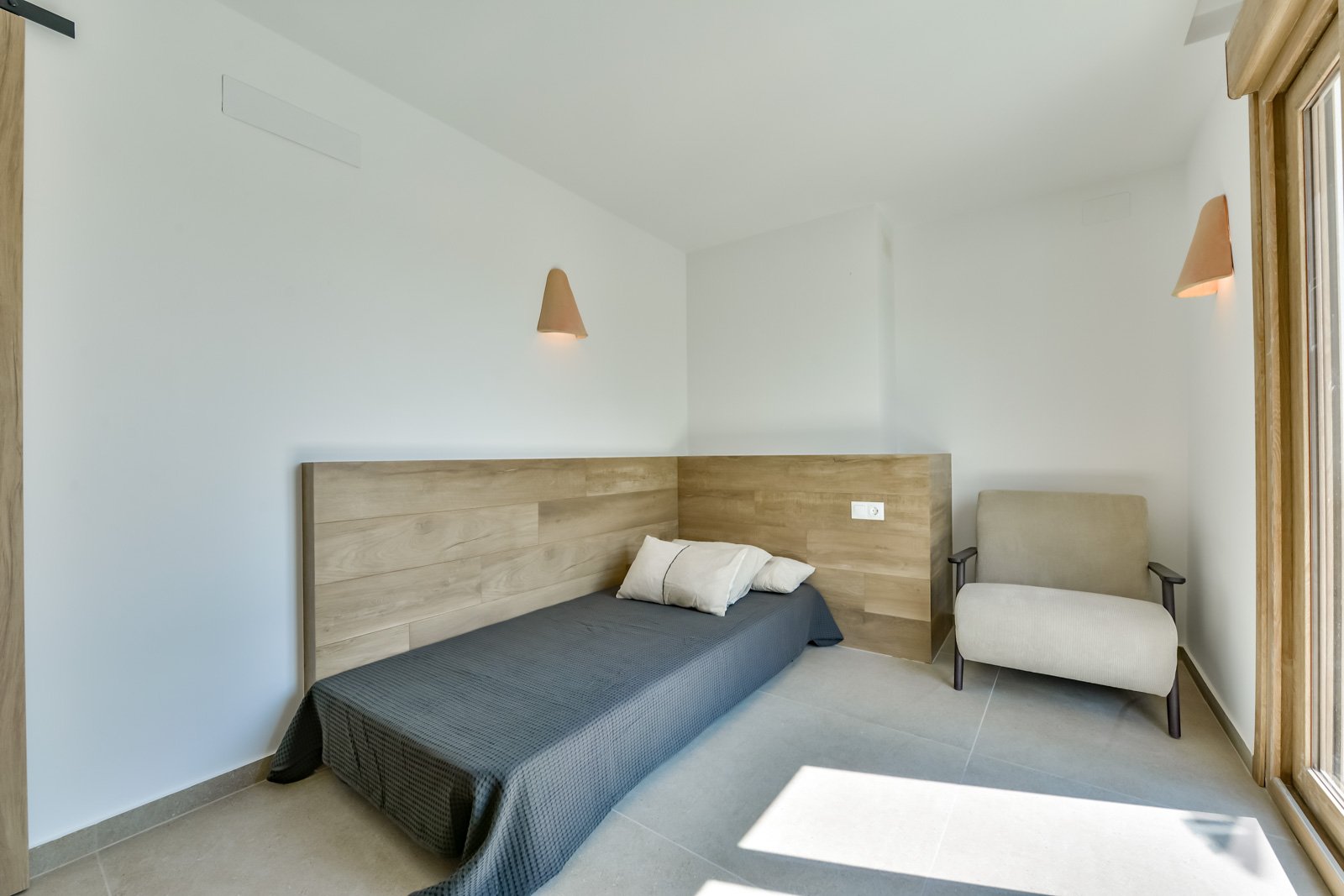 Komfort pur: Schlafzimmer mit integriertem Holz-Kopfteil und eleganter Lichtgestaltung Komfort pur: Schlafzimmer mit integriertem Holz-Kopfteil und eleganter Lichtgestaltung