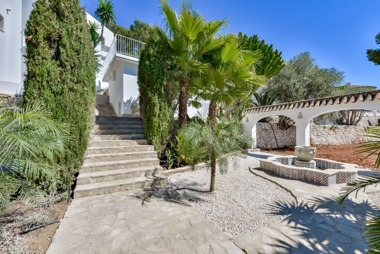 Mediterrane Gartentreppe mit Naturstein und Zierbrunnen - Ihr Tor zum Urlaubsparadies! Mediterrane Gartentreppe mit Naturstein und Zierbrunnen - Ihr Tor zum Urlaubsparadies!