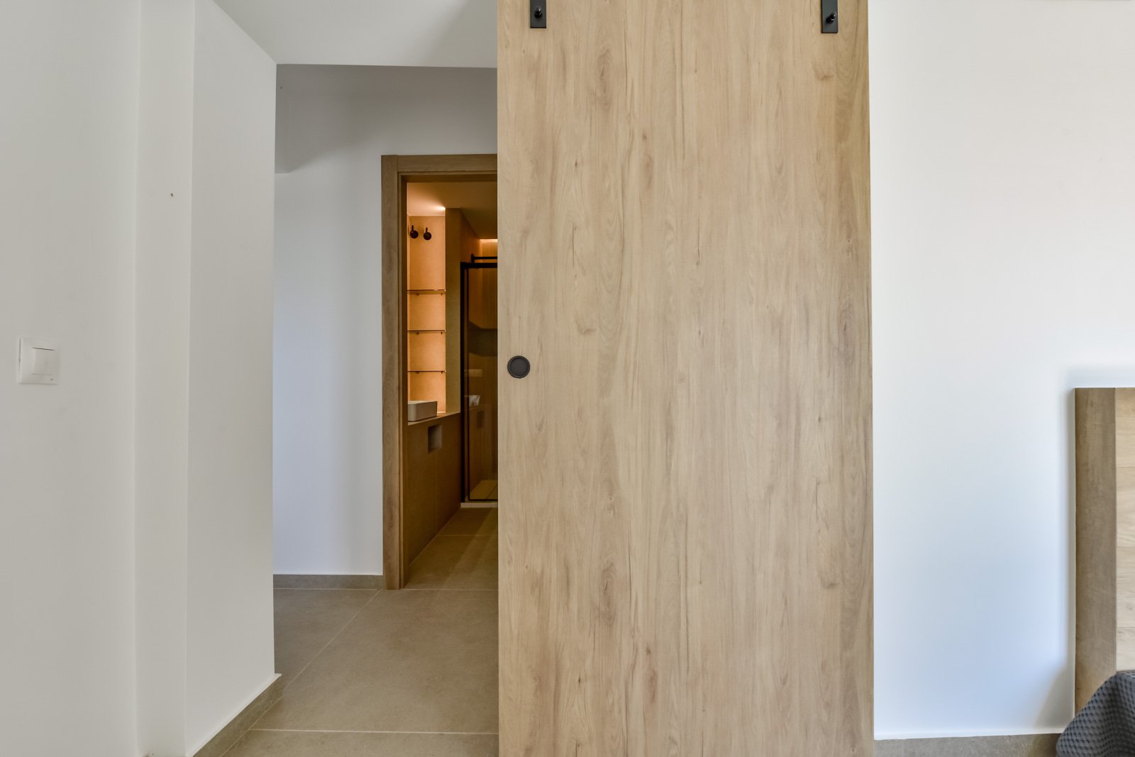 Moderner Eingangsbereich mit eleganter Schiebetür und integriertem Garderobensystem Moderner Eingangsbereich mit eleganter Schiebetür und integriertem Garderobensystem