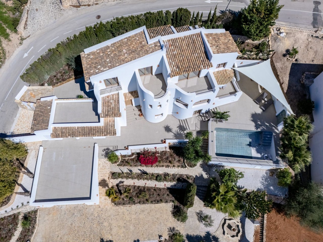 Architektonisches Meisterwerk: Mediterrane Design-Villa mit organischen Formen und privatem Swimmingpool Architektonisches Meisterwerk: Mediterrane Design-Villa mit organischen Formen und privatem Swimmingpool