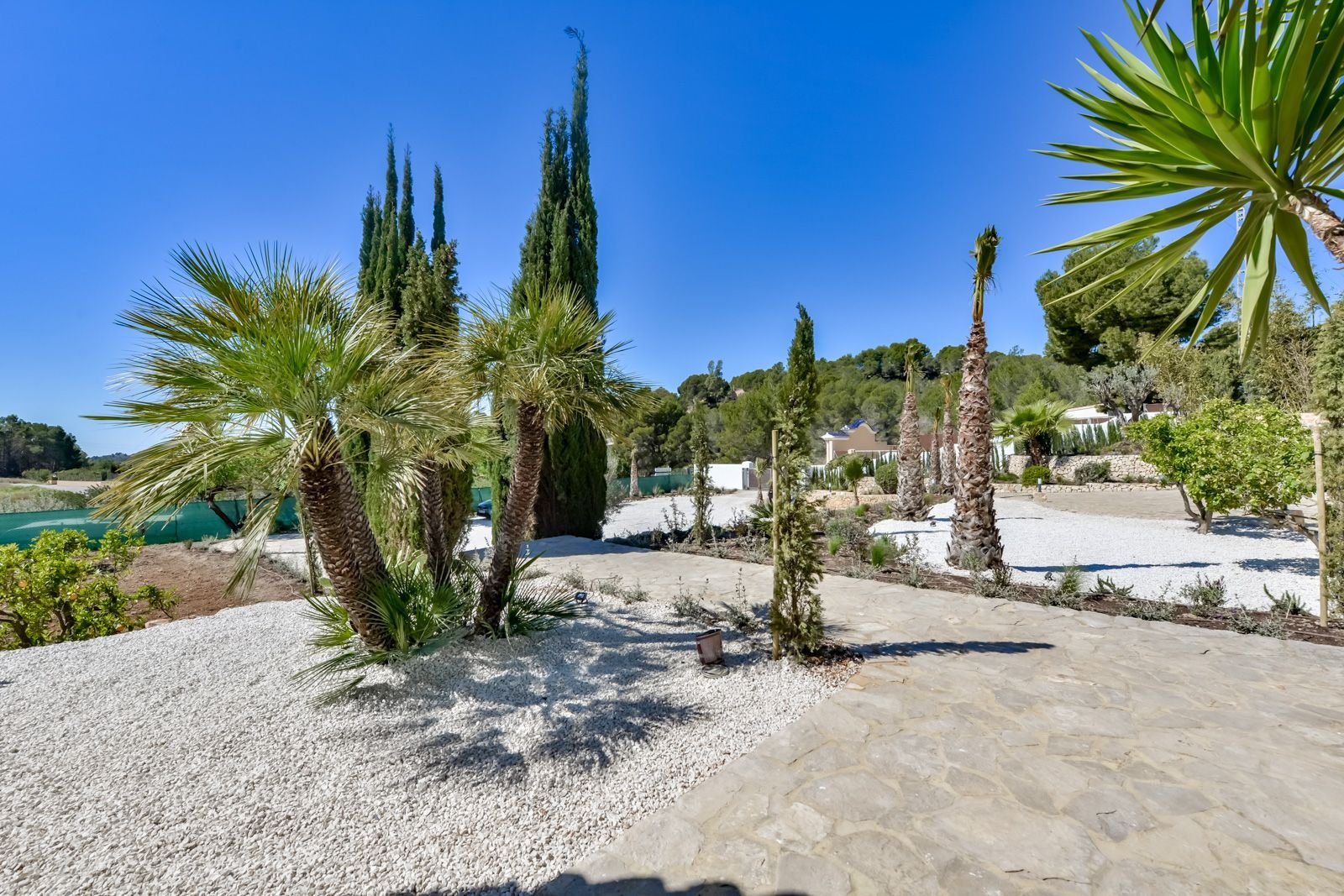 Mediterrane Gartenanlage mit Naturstein-Wegen und exotischen Palmen - Ihr Traumgrundstück mit Weitblick Mediterrane Gartenanlage mit Naturstein-Wegen und exotischen Palmen - Ihr Traumgrundstück mit Weitblick