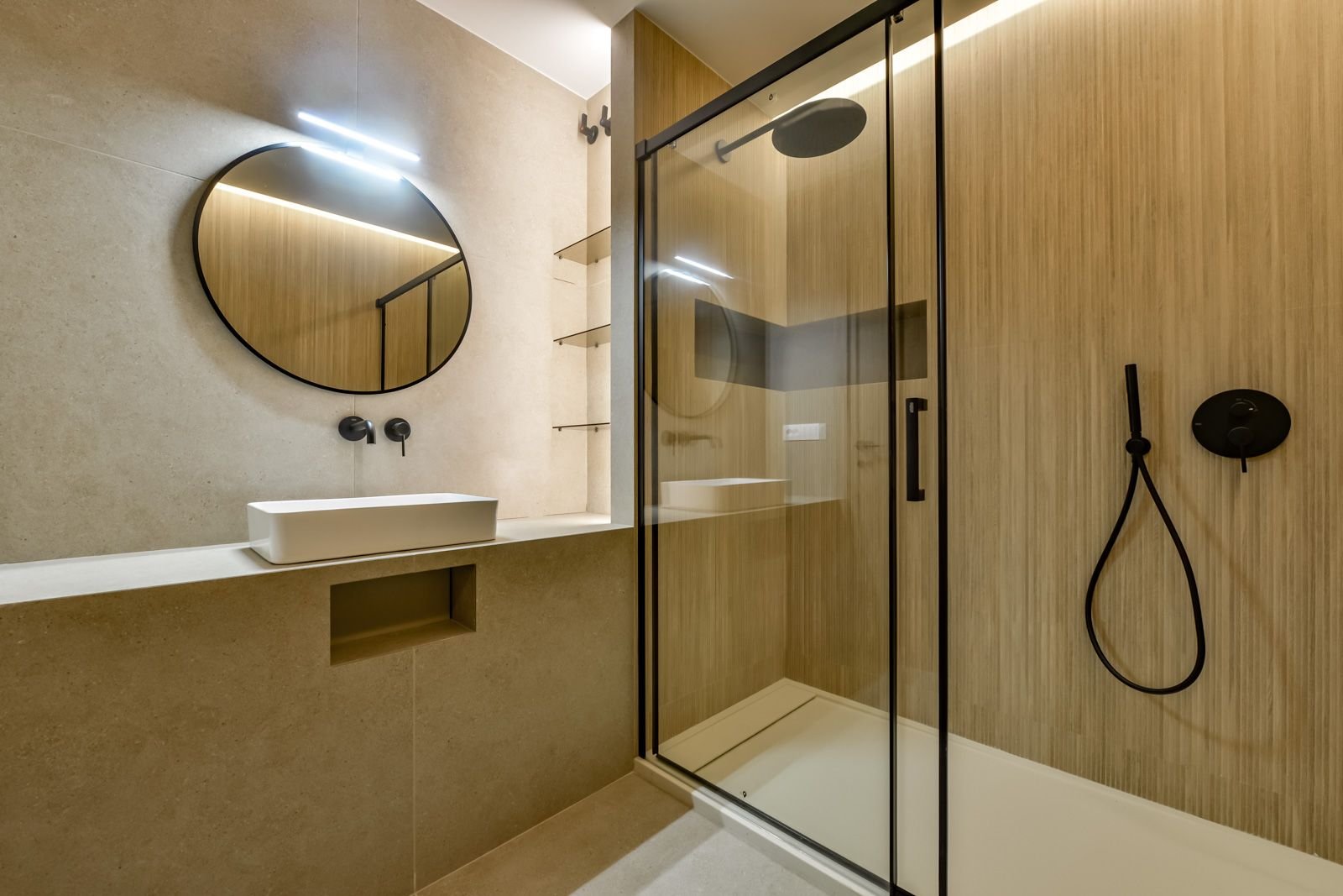 Luxuriöses Designbad mit Regendusche und integrierter Beleuchtung - Moderne Wohlfühloase auf kleinstem Raum! Luxuriöses Designbad mit Regendusche und integrierter Beleuchtung - Moderne Wohlfühloase auf kleinstem Raum!