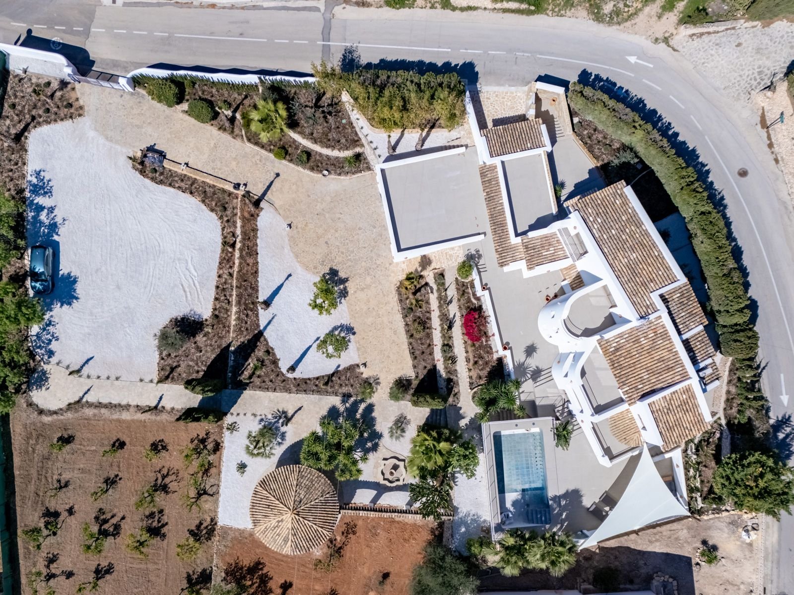 Architektonisches Meisterwerk: Moderne Villa mit durchdachter Raumaufteilung und harmonischer Landschaftsgestaltung Architektonisches Meisterwerk: Moderne Villa mit durchdachter Raumaufteilung und harmonischer Landschaftsgestaltung