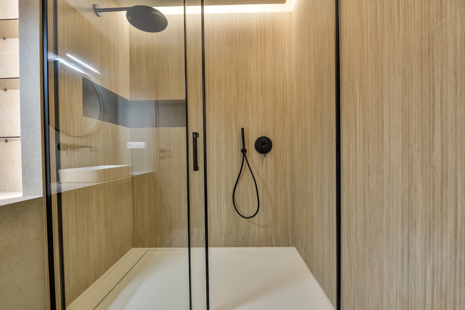 Luxus-Dusche mit Design-Regenbrause: Wellness pur auf höchstem Niveau! Luxus-Dusche mit Design-Regenbrause: Wellness pur auf höchstem Niveau!