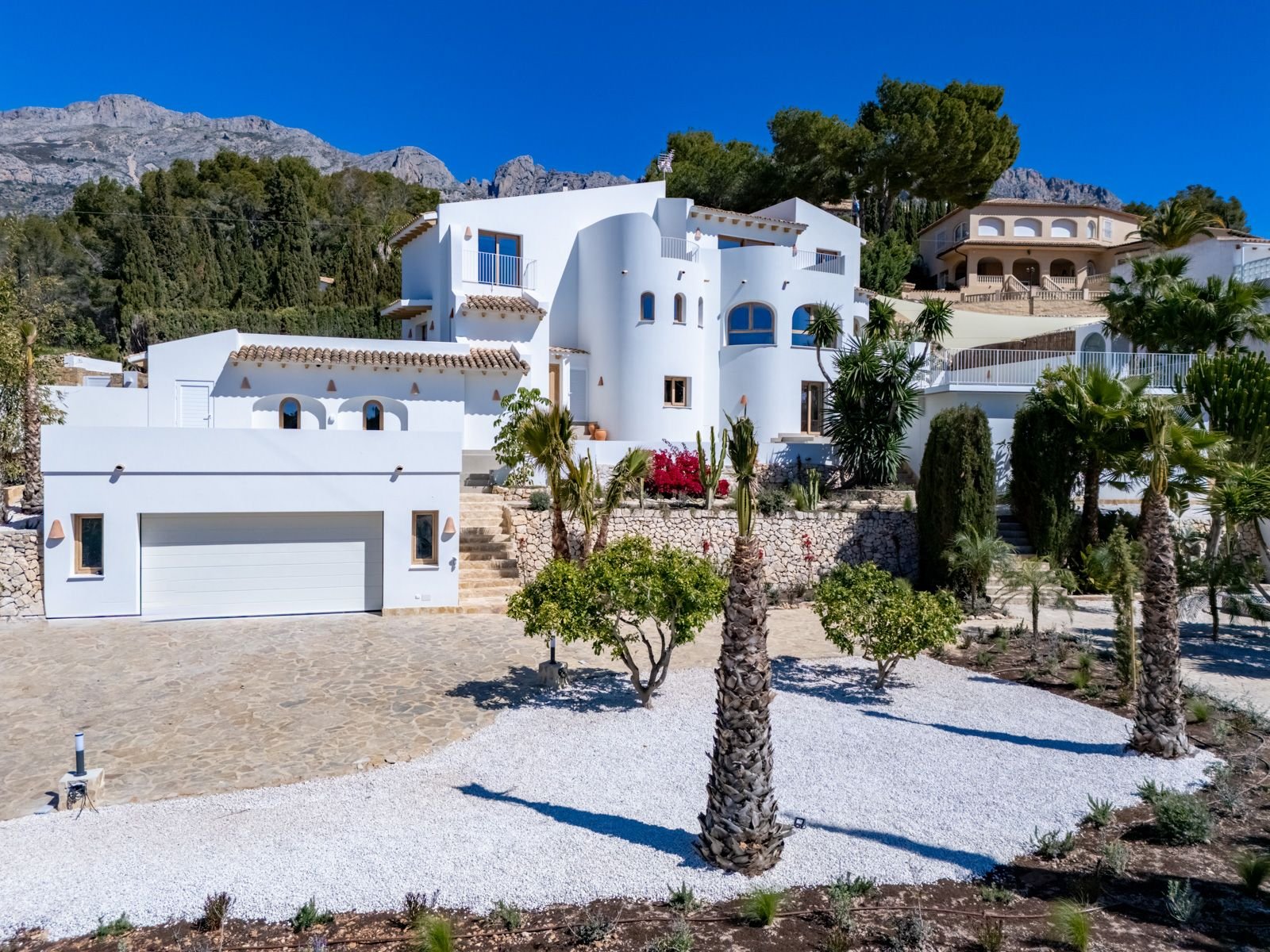 Mediterrane Luxusvilla mit Bergpanorama - Exklusive Architektur in traumhafter Naturkulisse! Mediterrane Luxusvilla mit Bergpanorama - Exklusive Architektur in traumhafter Naturkulisse!