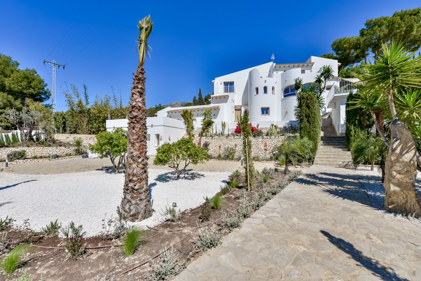 Mediterrane Luxus-Villa mit traumhafter Gartenarchitektur und Naturstein-Terrassen Mediterrane Luxus-Villa mit traumhafter Gartenarchitektur und Naturstein-Terrassen