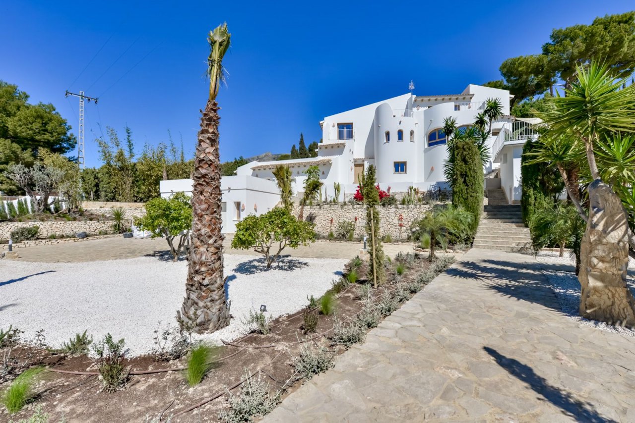 Mediterrane Luxus-Villa mit traumhafter Gartenarchitektur und Naturstein-Terrassen Mediterrane Luxus-Villa mit traumhafter Gartenarchitektur und Naturstein-Terrassen