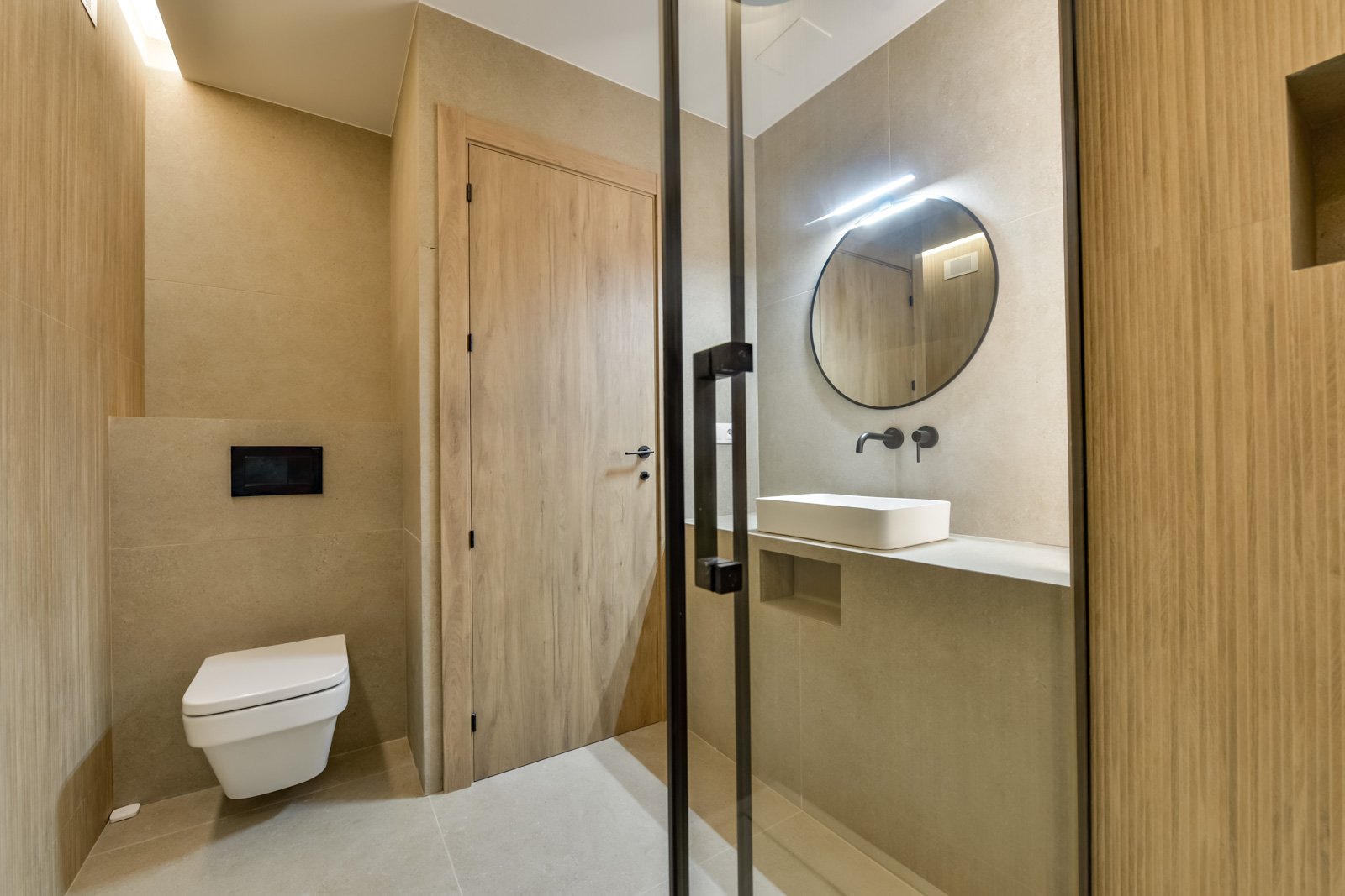 Modernes Designerbad mit wandhängendem WC und elegantem Rundumverglasung - Exklusive Raumnutzung auf höchstem Niveau! Modernes Designerbad mit wandhängendem WC und elegantem Rundumverglasung - Exklusive Raumnutzung auf höchstem Niveau!