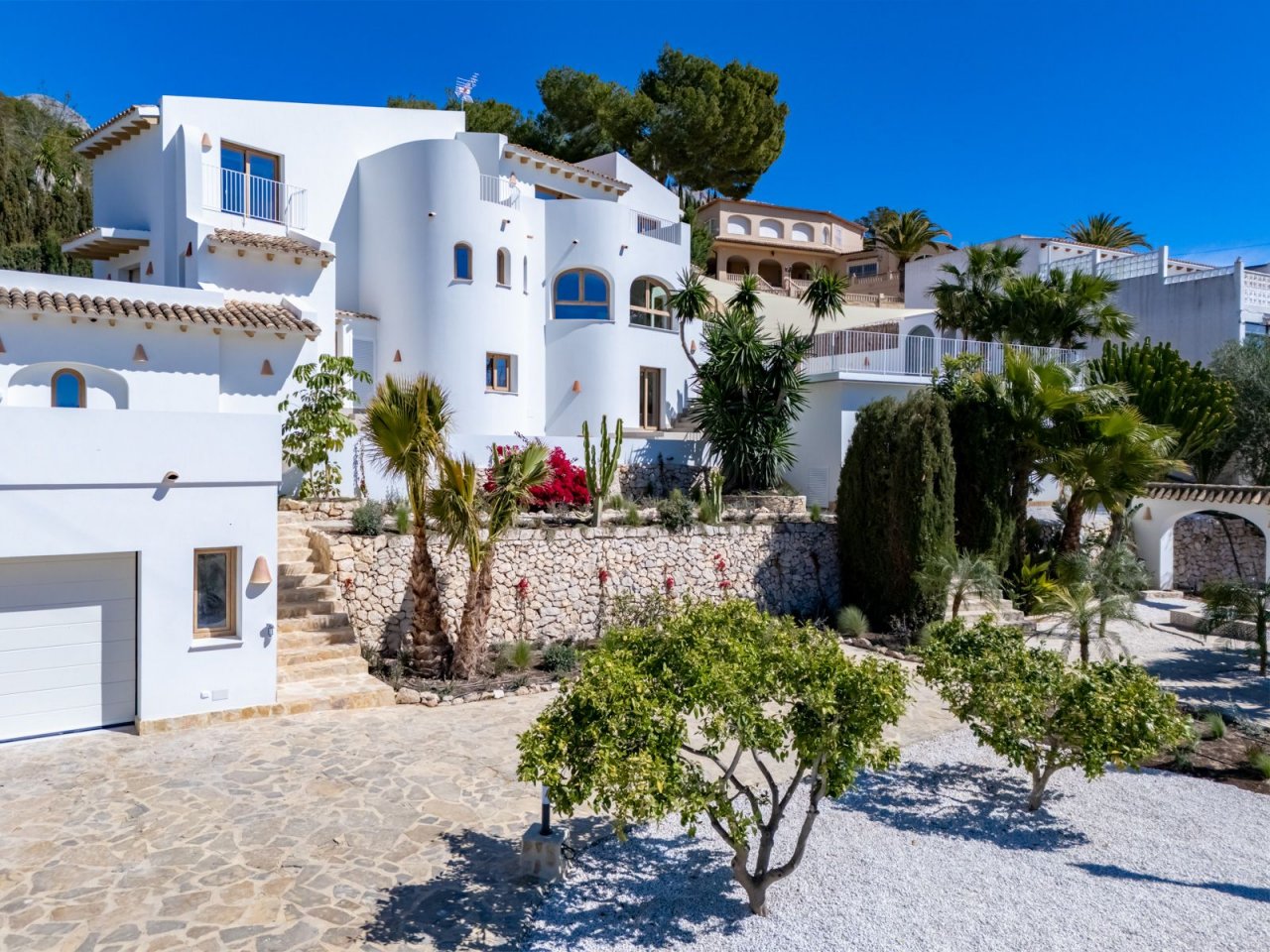 Mediterrane Luxus-Villa mit atemberaubender Architektur und traumhafter Gartengestaltung in Südspanien Mediterrane Luxus-Villa mit atemberaubender Architektur und traumhafter Gartengestaltung in Südspanien