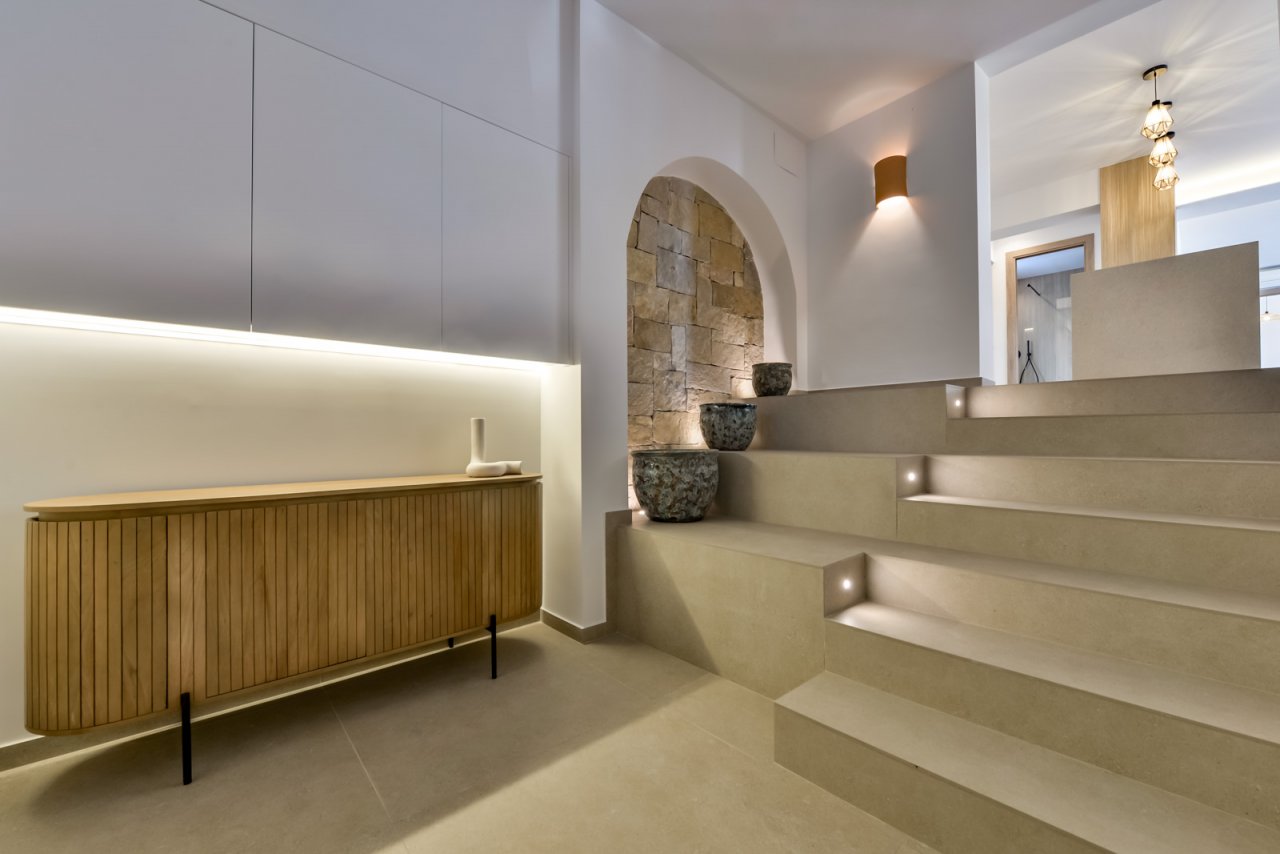 Exklusive Lichtarchitektur: Designtreppe mit integrierter Beleuchtung und elegantem Natursteinbogen Exklusive Lichtarchitektur: Designtreppe mit integrierter Beleuchtung und elegantem Natursteinbogen