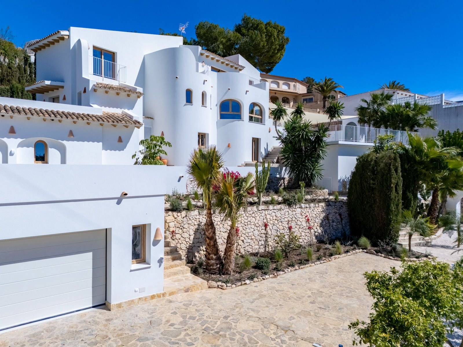 Mediterrane Luxus-Villa mit Panorama-Meerblick und stilvoller Natursteinarchitektur Mediterrane Luxus-Villa mit Panorama-Meerblick und stilvoller Natursteinarchitektur