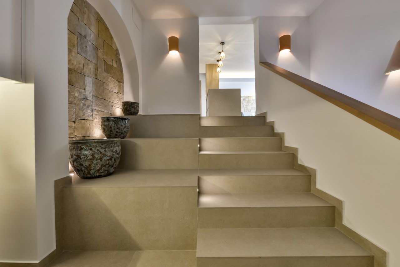 Exklusives Wohnen: Designtreppe mit Naturstein-Akzent und sanfter Lichtinszenierung Exklusives Wohnen: Designtreppe mit Naturstein-Akzent und sanfter Lichtinszenierung