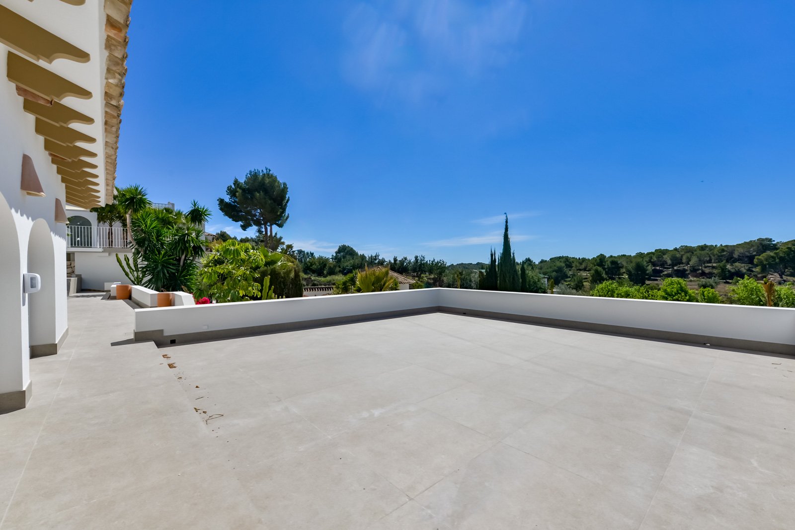 Exklusive Dachterrasse mit atemberaubendem Panoramablick über mediterrane Landschaft Exklusive Dachterrasse mit atemberaubendem Panoramablick über mediterrane Landschaft