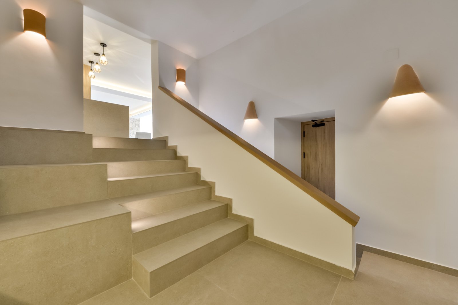 Lichtdurchflutete Designtreppe: Moderne Raumverbindung mit eleganter Beleuchtung und zeitloser Materialästhetik Lichtdurchflutete Designtreppe: Moderne Raumverbindung mit eleganter Beleuchtung und zeitloser Materialästhetik
