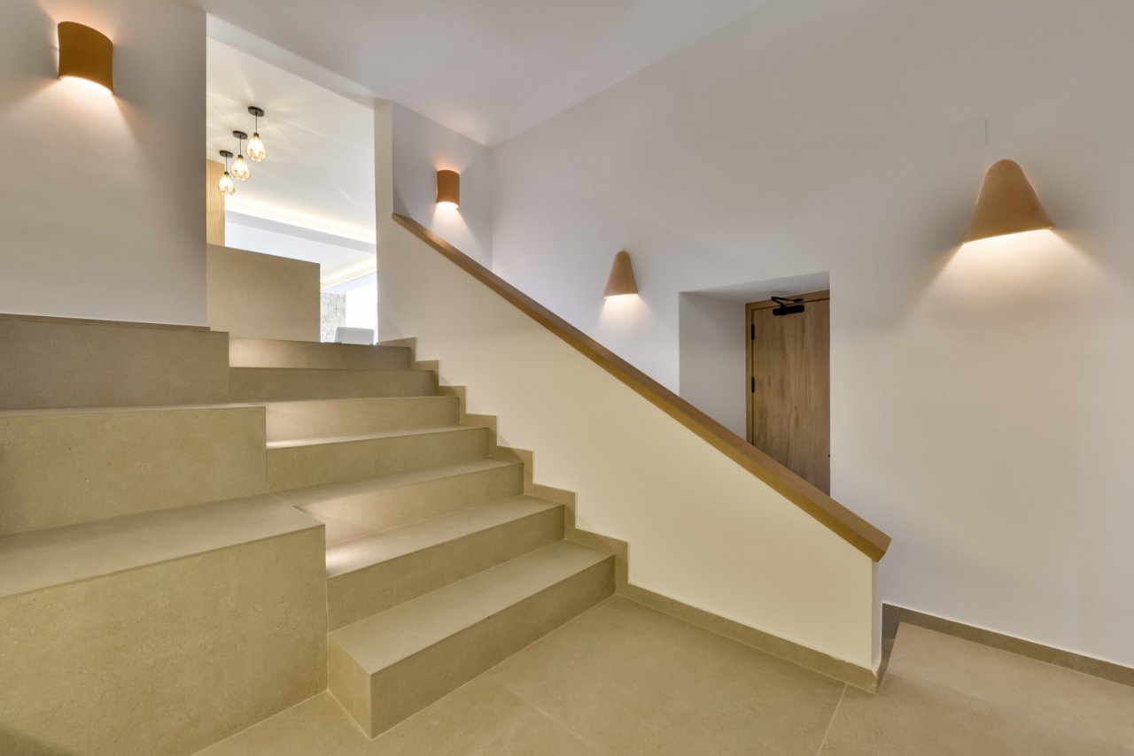 Lichtdurchflutete Designtreppe: Moderne Raumverbindung mit eleganter Beleuchtung und zeitloser Materialästhetik Lichtdurchflutete Designtreppe: Moderne Raumverbindung mit eleganter Beleuchtung und zeitloser Materialästhetik