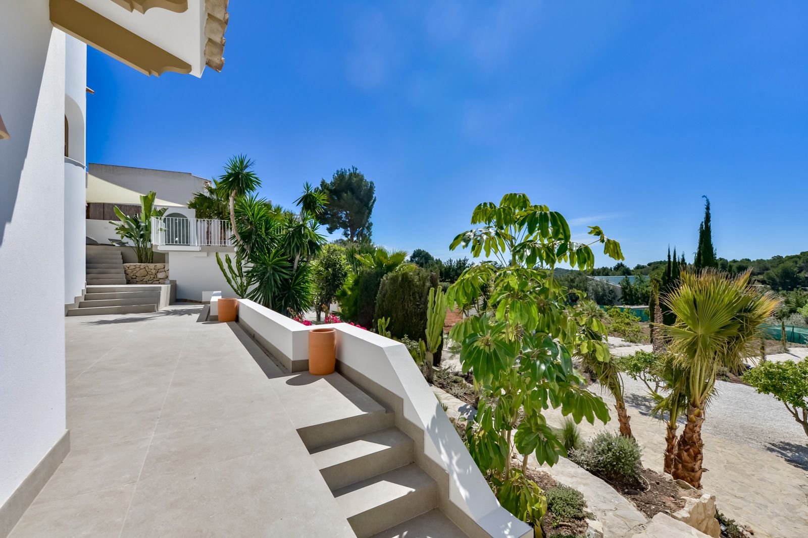 Mediterrane Terrassen-Oase mit stufenförmiger Architektur und atemberaubender Gartenlandschaft Mediterrane Terrassen-Oase mit stufenförmiger Architektur und atemberaubender Gartenlandschaft