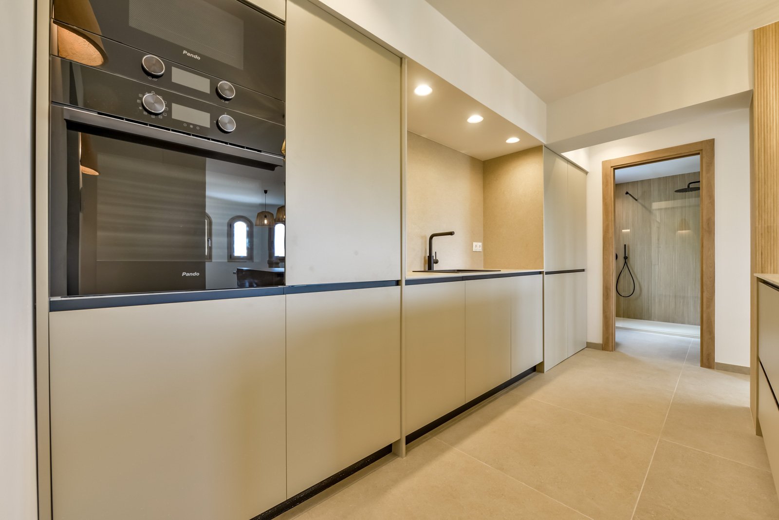 Moderne Einbauküche mit Hightech-Einbaugeräten und nahtloser Schrankfront - Kochen auf höchstem Niveau! Moderne Einbauküche mit Hightech-Einbaugeräten und nahtloser Schrankfront - Kochen auf höchstem Niveau!