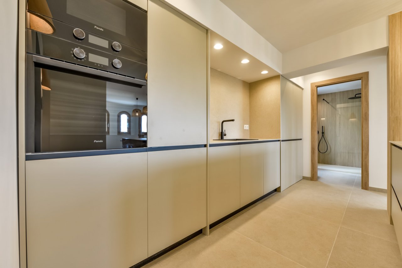 Moderne Einbauküche mit Hightech-Einbaugeräten und nahtloser Schrankfront - Kochen auf höchstem Niveau! Moderne Einbauküche mit Hightech-Einbaugeräten und nahtloser Schrankfront - Kochen auf höchstem Niveau!
