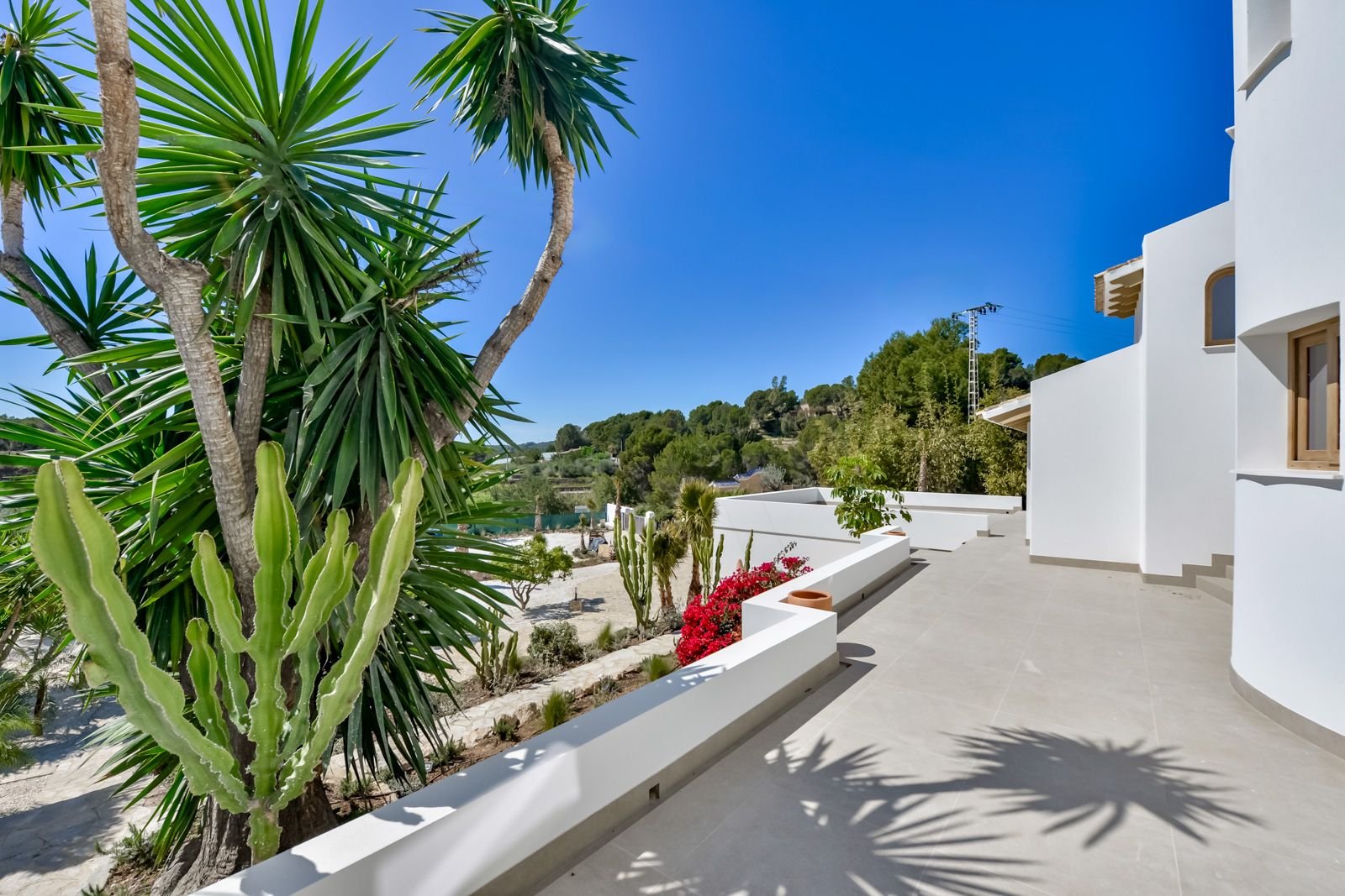 Mediterrane Terrasse mit Weitblick - Ihr Traumdomizil zwischen Palmen und Meerblick Mediterrane Terrasse mit Weitblick - Ihr Traumdomizil zwischen Palmen und Meerblick