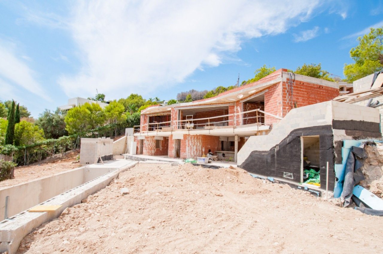 Exklusive Neubau-Villa mit Panorama-Terrassen und Hanggrundstück - Rohbau mit Potenzial für luxuriöses Wohnen!