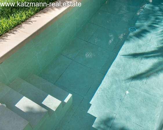Exklusiv gefließter Pool Exklusiv gefließter Pool