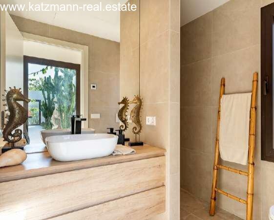 Modernes Badezimmer mit Designer-Waschbecken Modernes Badezimmer mit Designer-Waschbecken