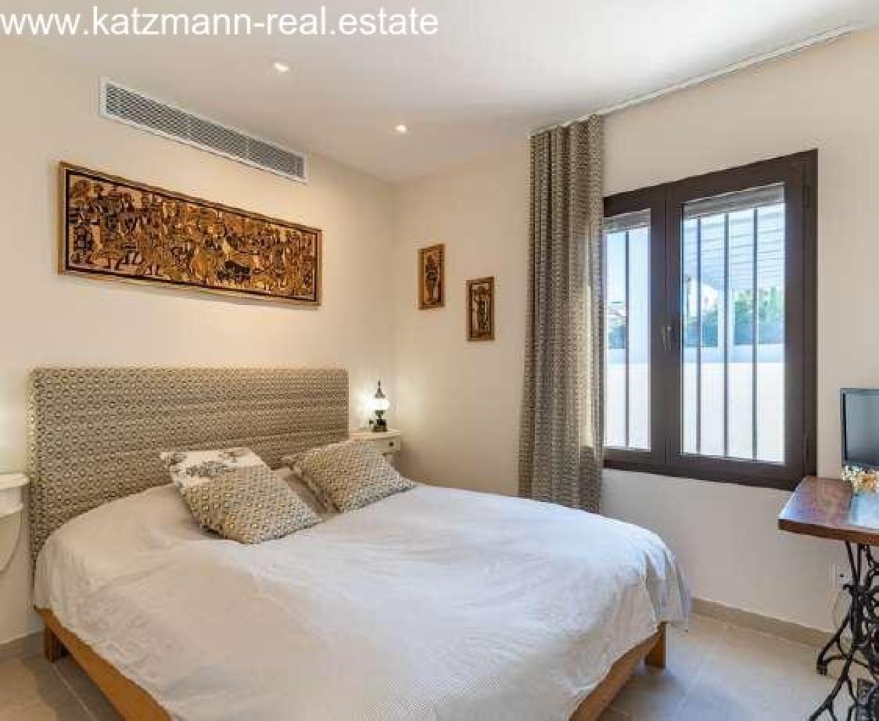 Schlafzimmer mit eleganter Klimatisierung und lichtdurchfluteter Panoramaverglasung