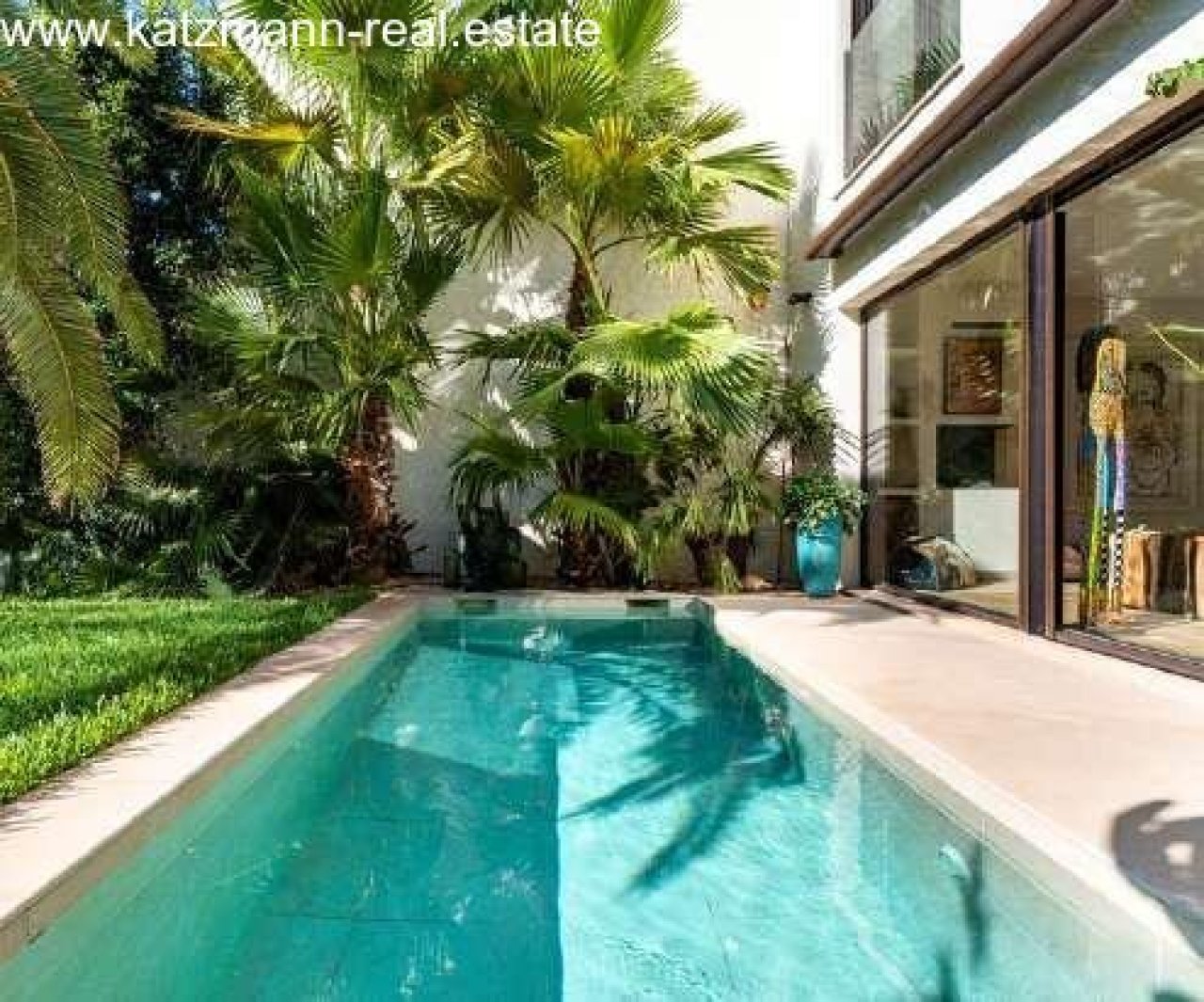 Exklusives Poolparadies mit tropischer Gartenoase 