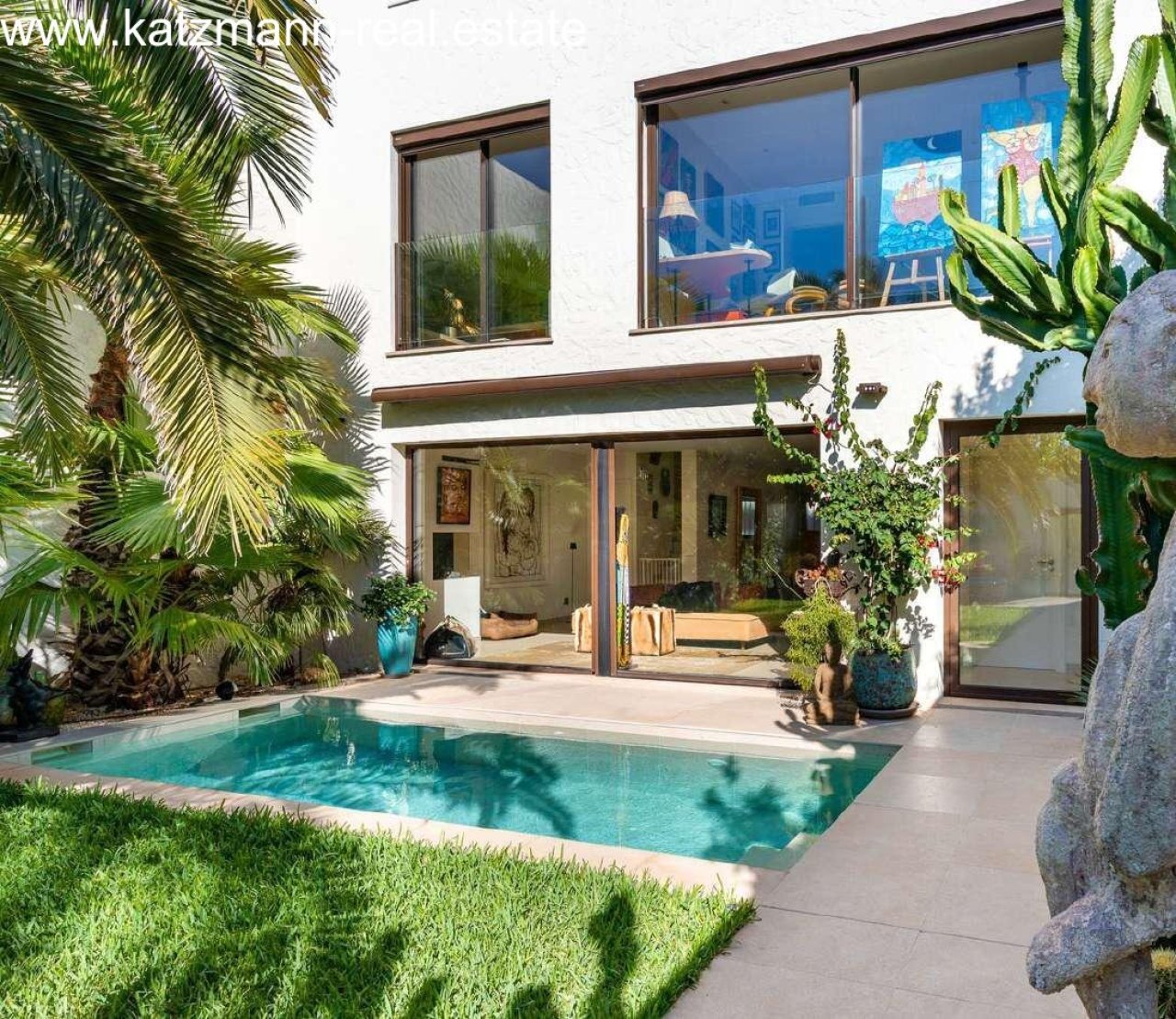 Luxus-Oase: Modernes Architektur-Highlight mit nahtlosem Indoor-Outdoor-Wohnkonzept und privatem Poolbereich