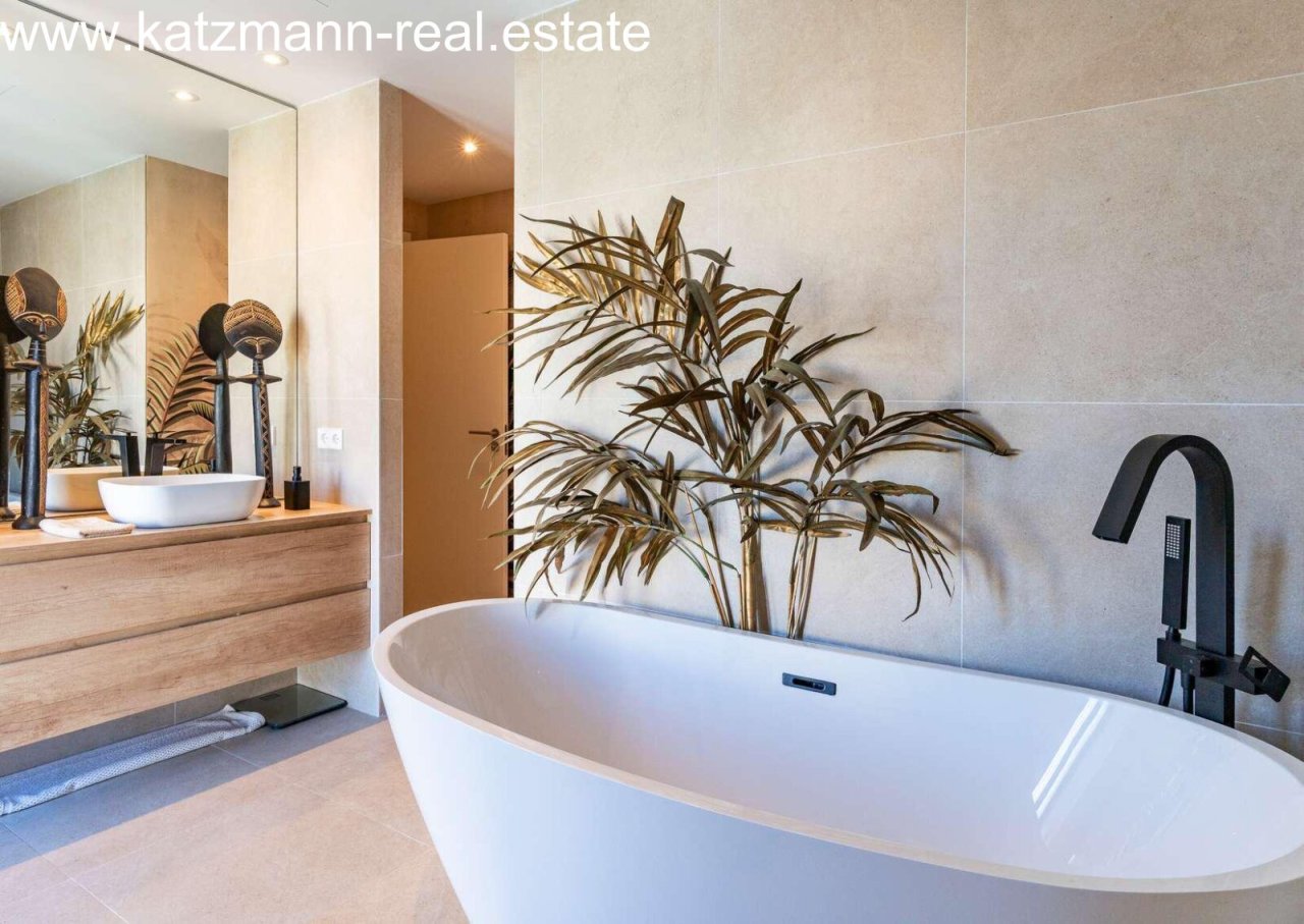 Wellness-Oase mit freistehender Badewanne