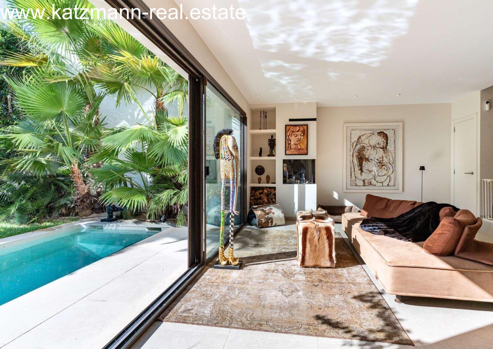 Modernes Wohnzimmer mit Poolblick Modernes Wohnzimmer mit Poolblick