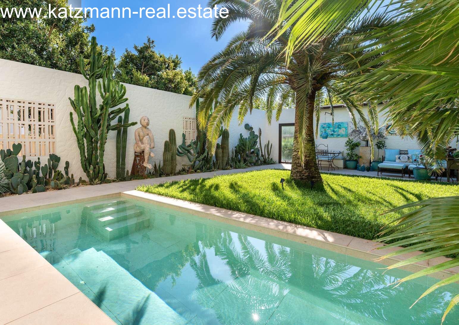 Exklusives Poolparadies mit tropischer Gartengestaltung Exklusives Poolparadies mit tropischer Gartengestaltung