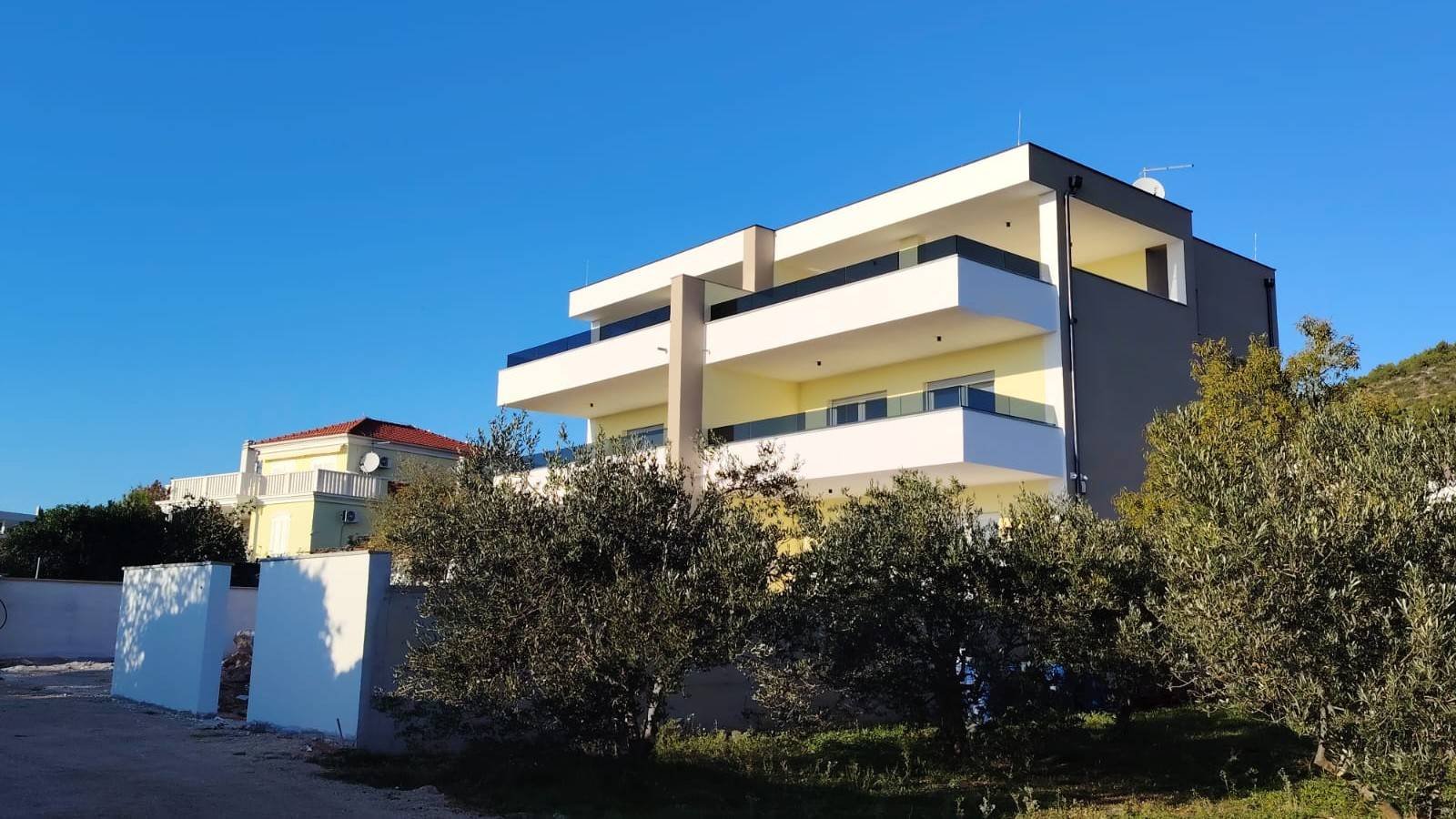 584253 - Villa in Tribunj